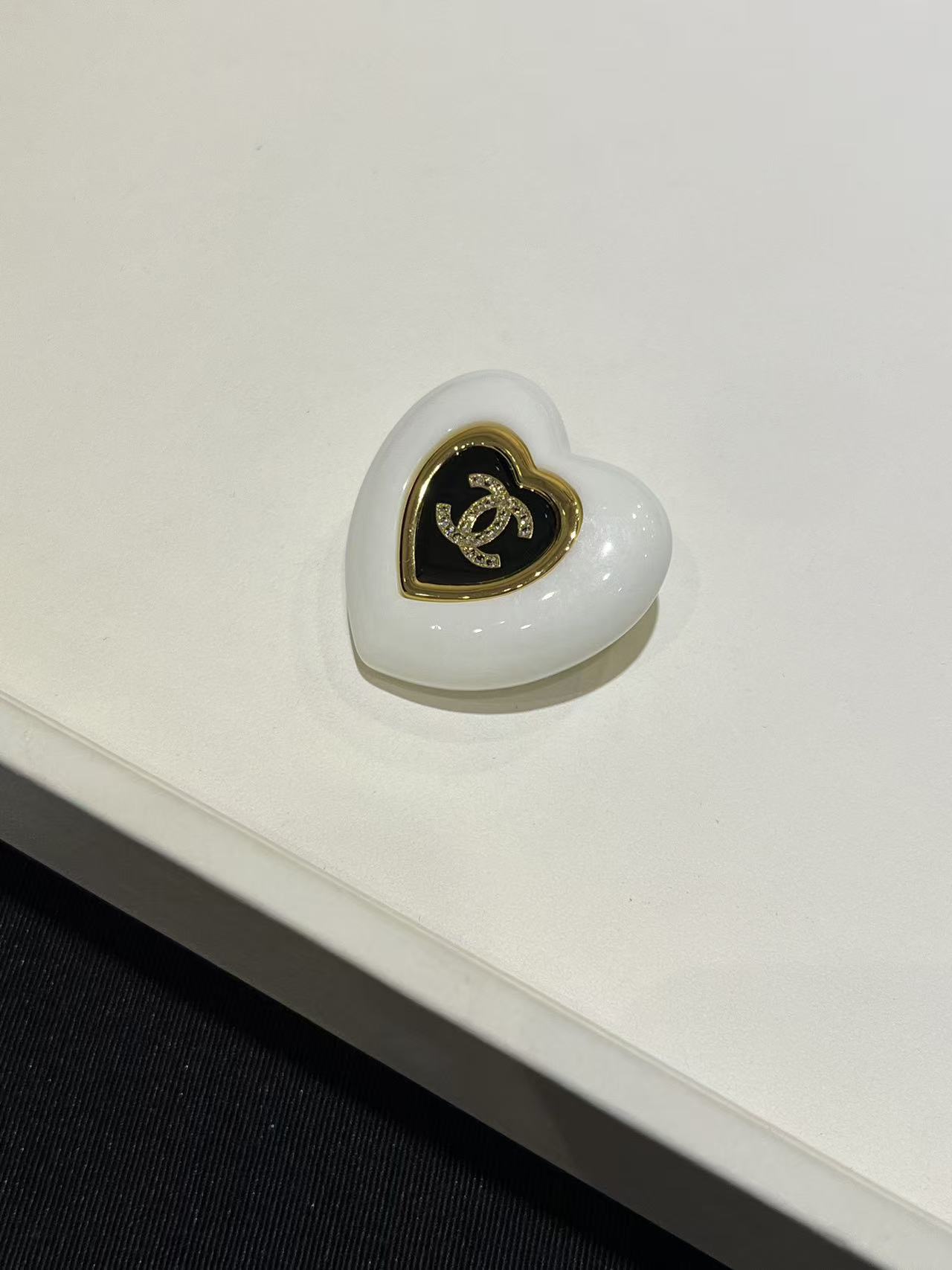 CHANE1 ホワイトハート ダブルC ブローチ【50％割引+送料無料】