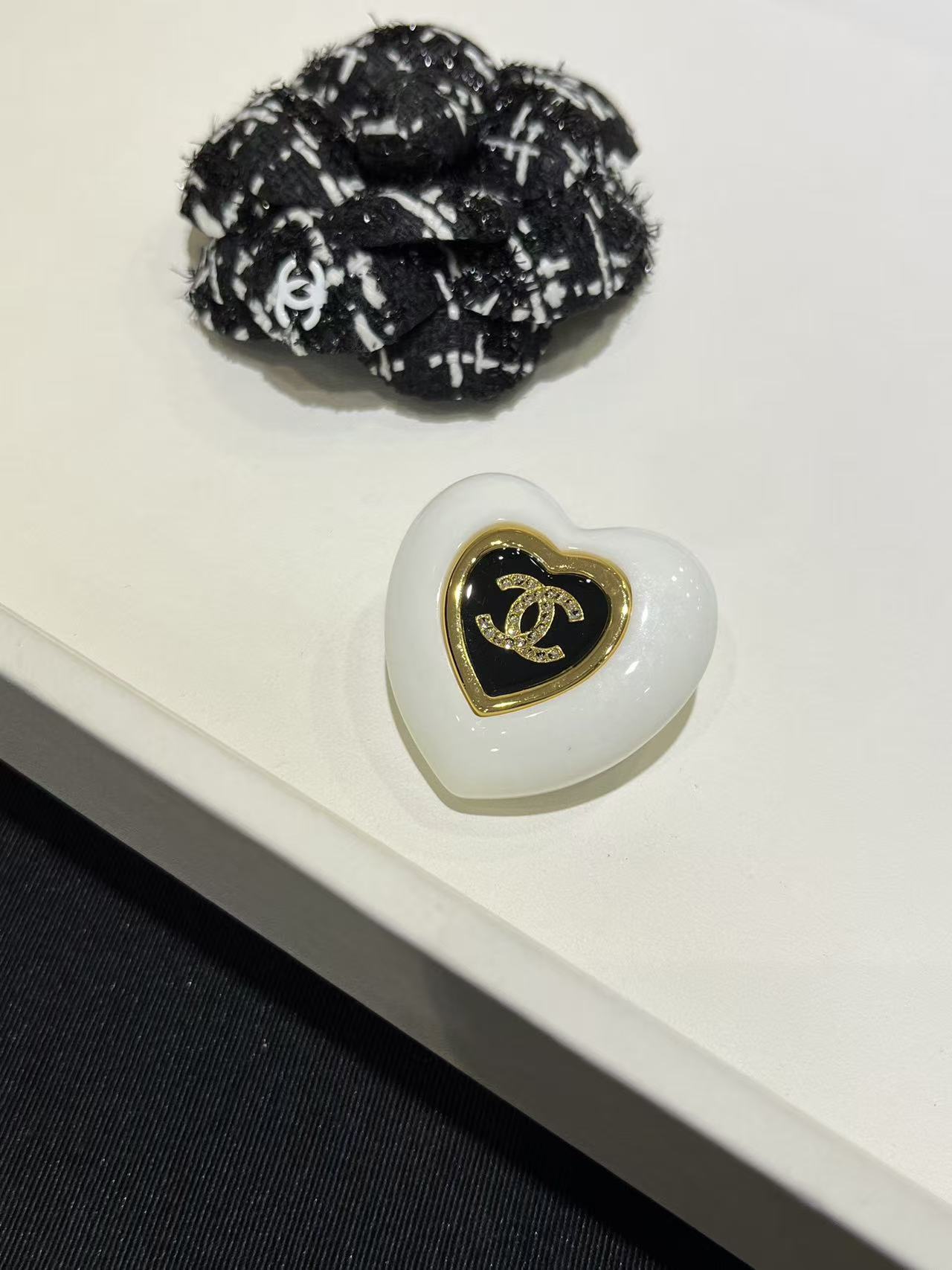 CHANE1 ホワイトハート ダブルC ブローチ【50％割引+送料無料】