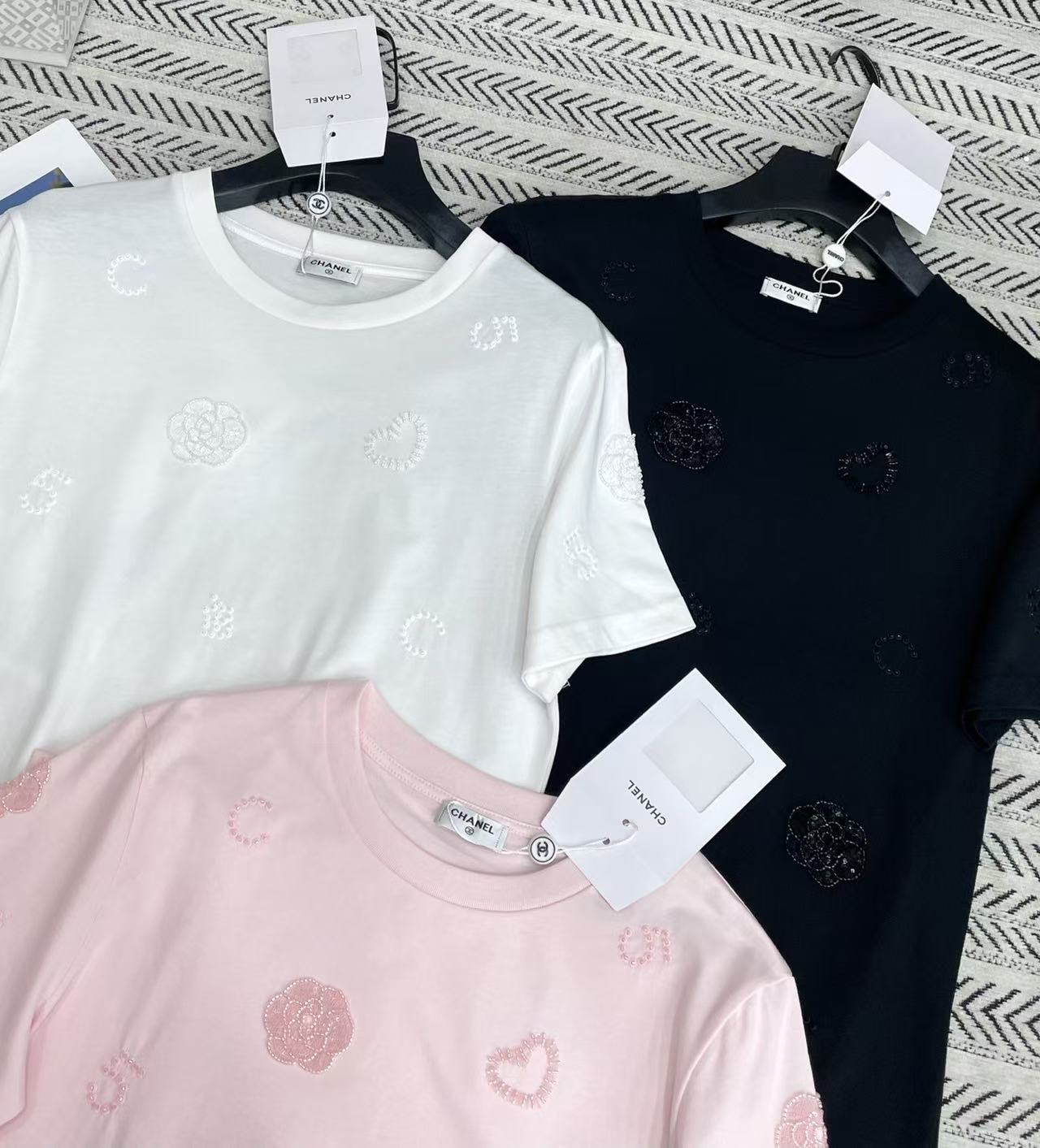 CHANE1 ビーズ付きカメリアTシャツ【50％割引+送料無料】