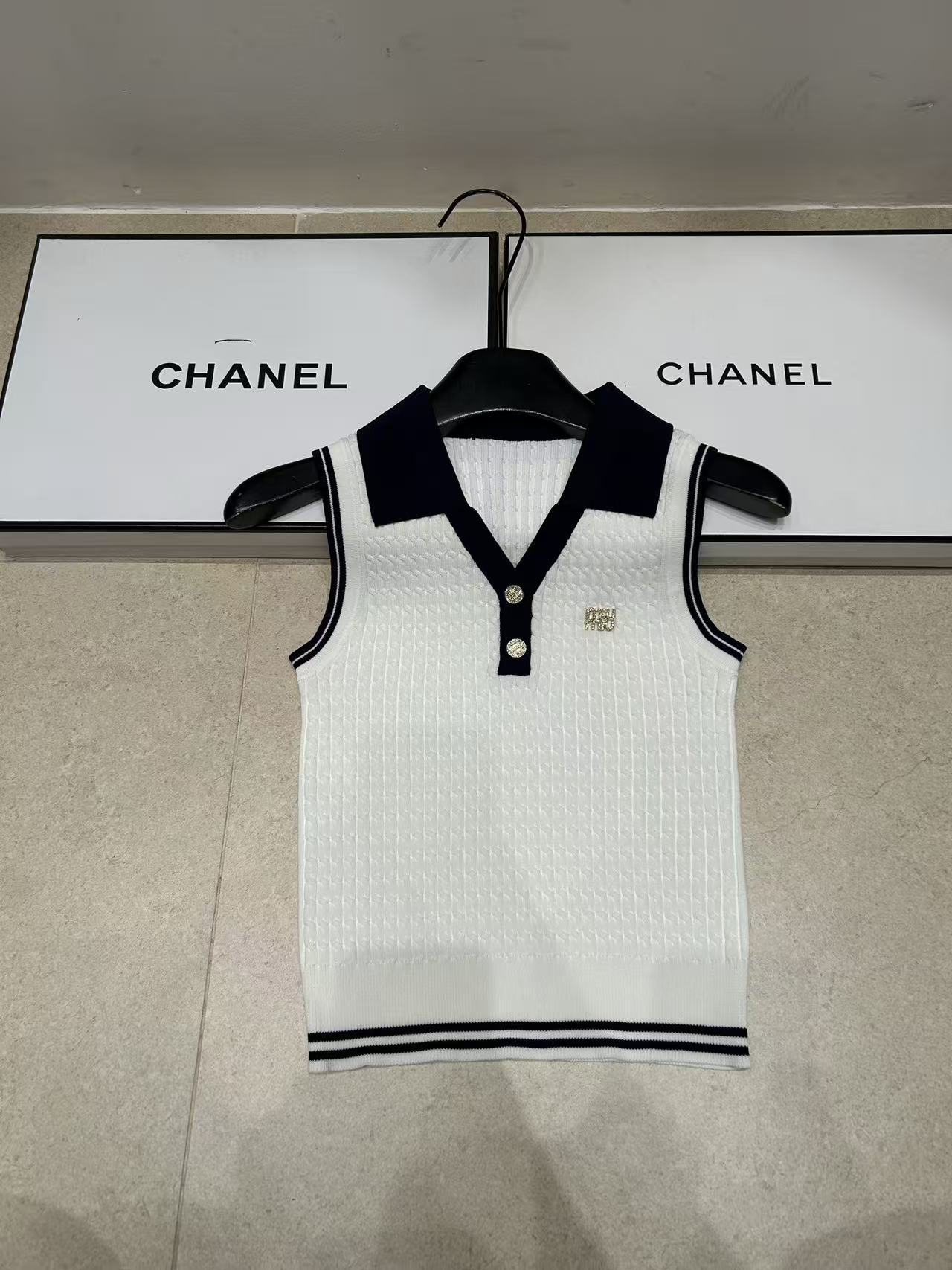 M1UM1U ラペルレタリング ウールセーター【50％割引+送料無料】