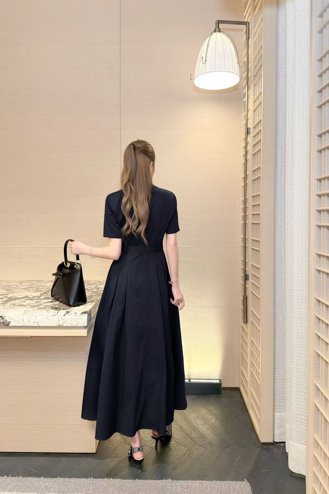 DI0R刺繍文字入り半袖ワンピース【50％割引+送料無料】