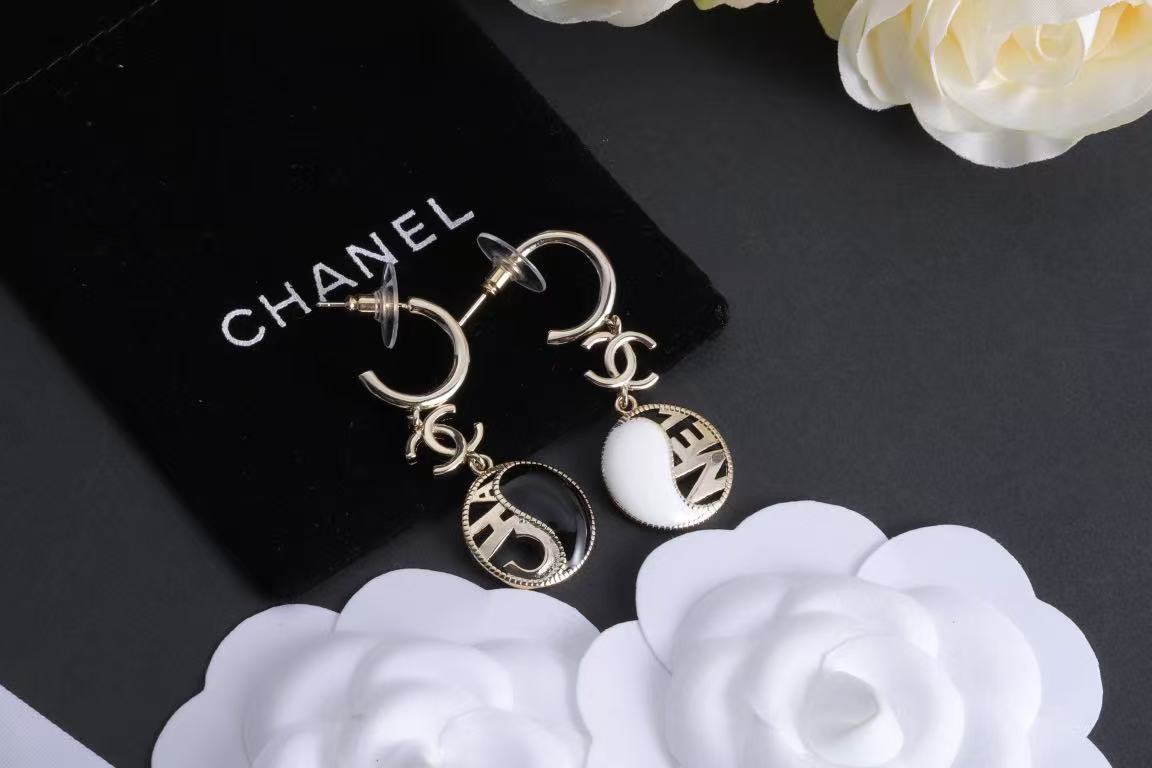 CHANE1 ブラック＆ホワイトレターフープピアス【50％割引+送料無料】