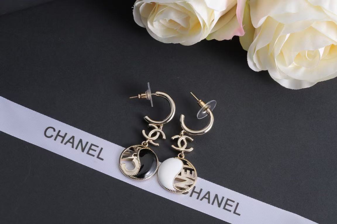 CHANE1 ブラック＆ホワイトレターフープピアス【50％割引+送料無料】