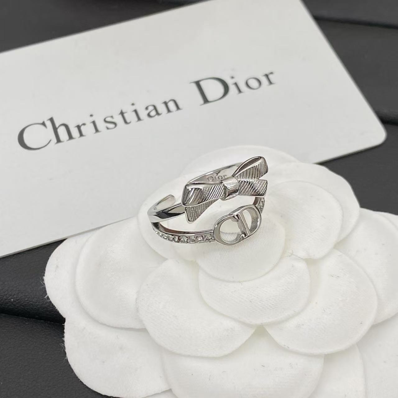 DI0RバタフライCDダイヤモンドスタッドピアス【50％割引+送料無料】