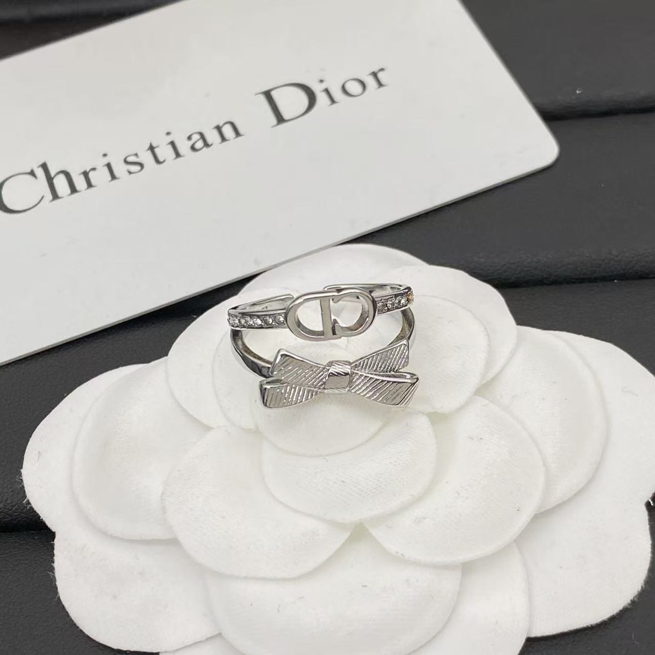 DI0RバタフライCDダイヤモンドスタッドピアス【50％割引+送料無料】