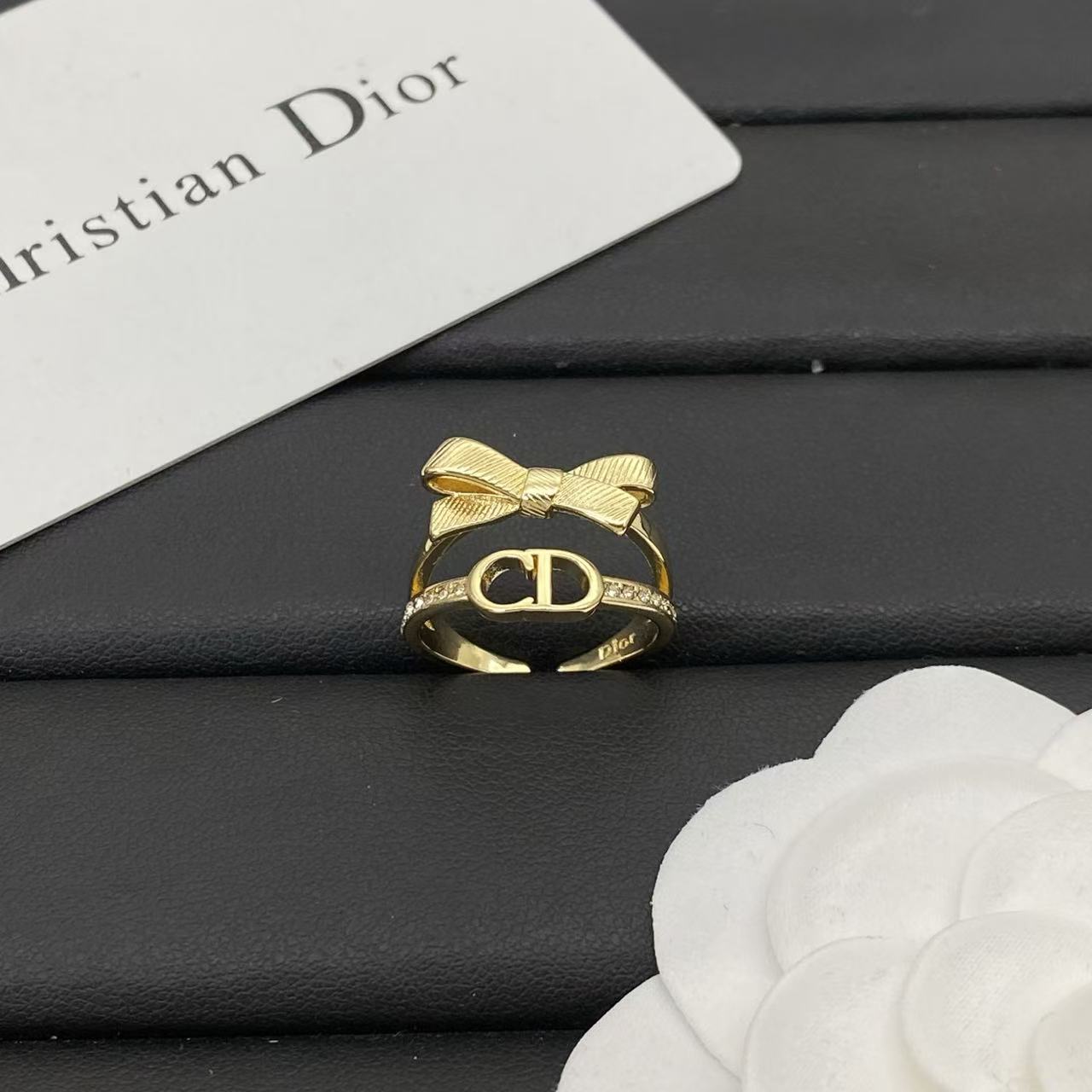 DI0RバタフライCDダイヤモンドスタッドピアス【50％割引+送料無料】