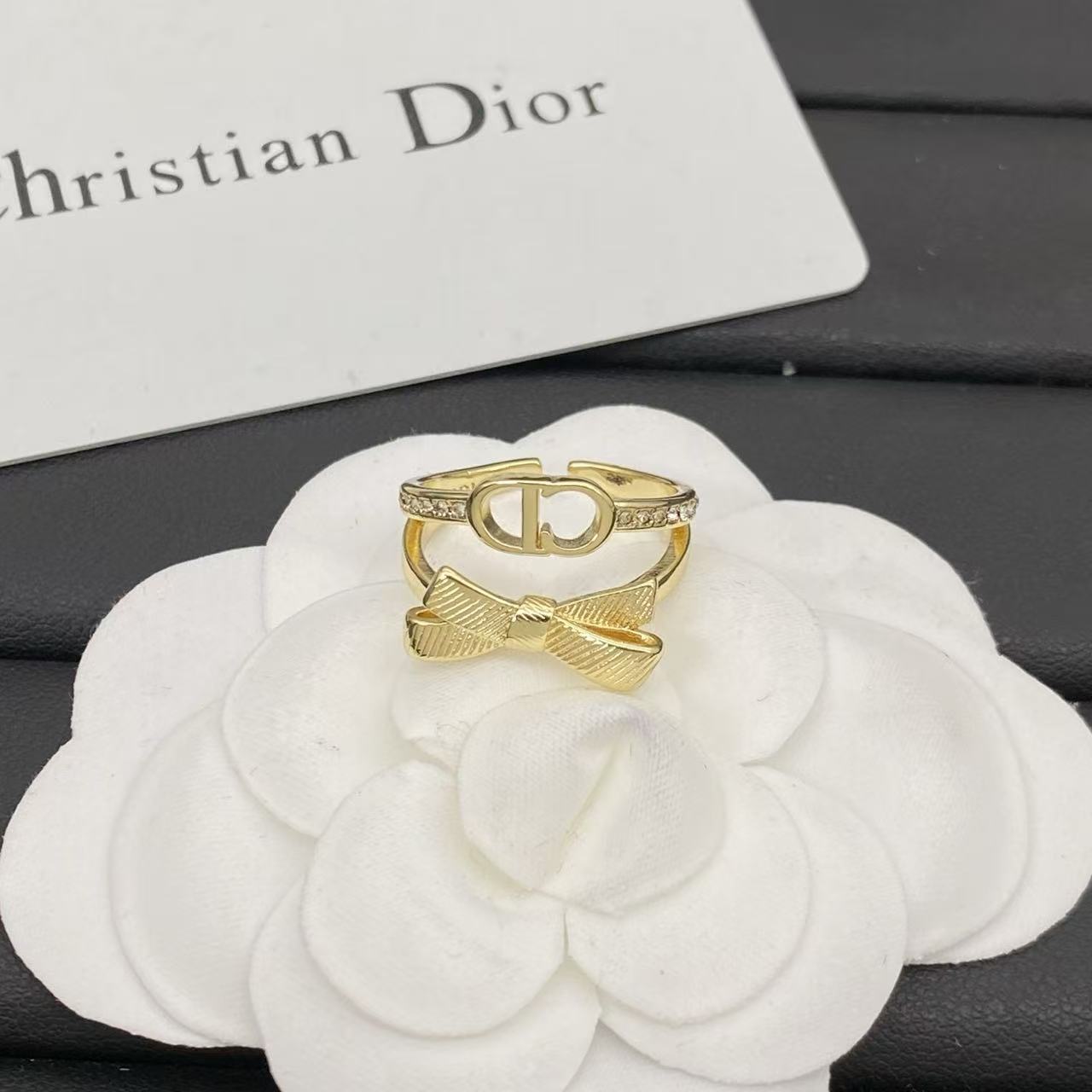 DI0RバタフライCDダイヤモンドスタッドピアス【50％割引+送料無料】