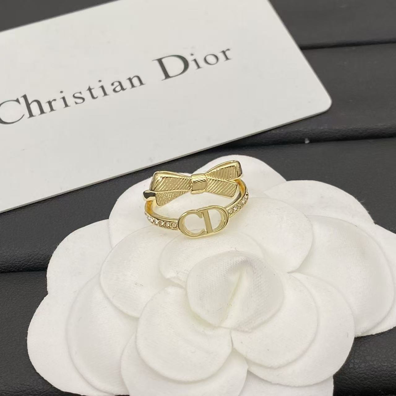 DI0RバタフライCDダイヤモンドスタッドピアス【50％割引+送料無料】