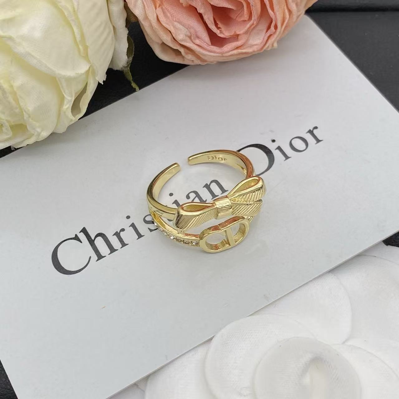 DI0RバタフライCDダイヤモンドスタッドピアス【50％割引+送料無料】