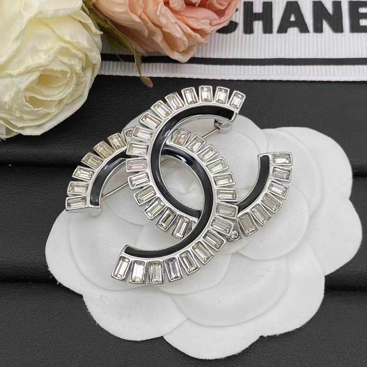 CHANE1 ダブルC ダイヤモンドブローチ【50％割引+送料無料】