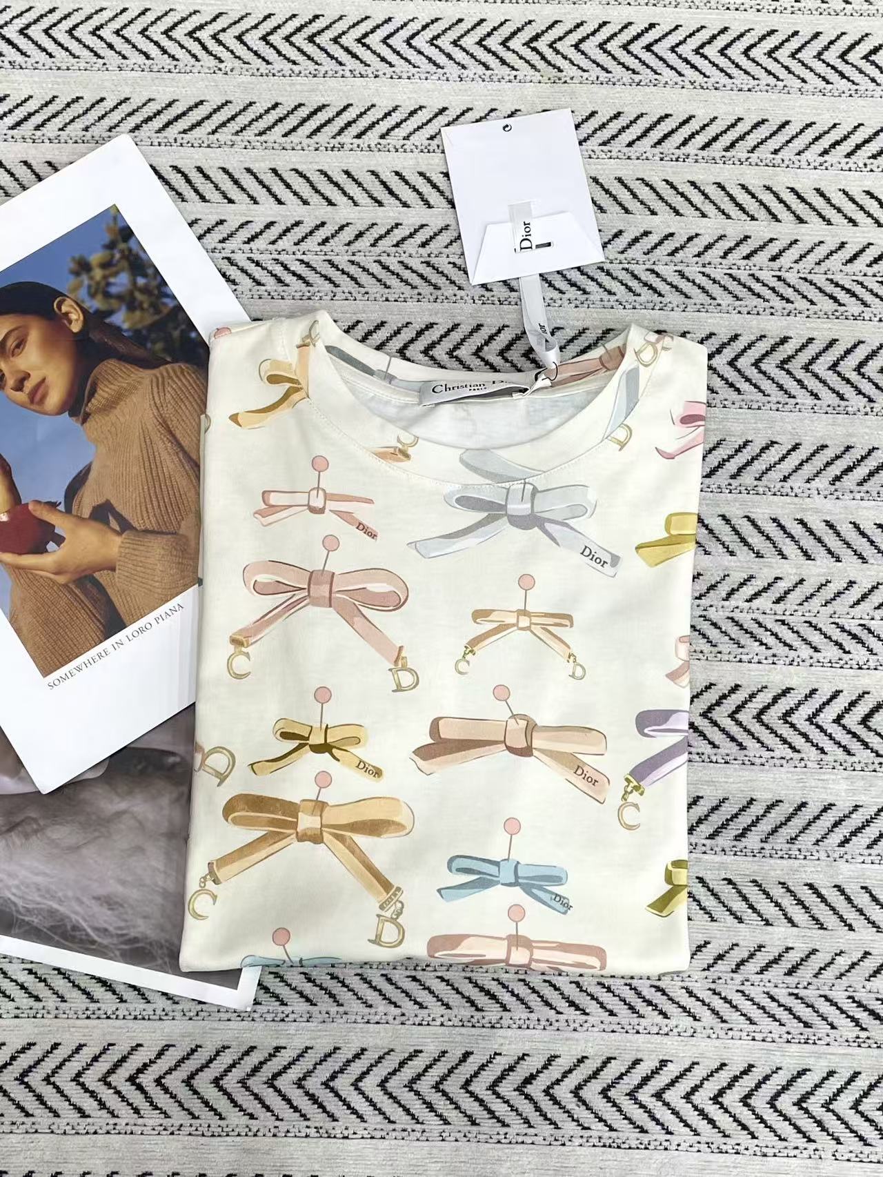 DI0R蝶柄Tシャツ【50％割引+送料無料】