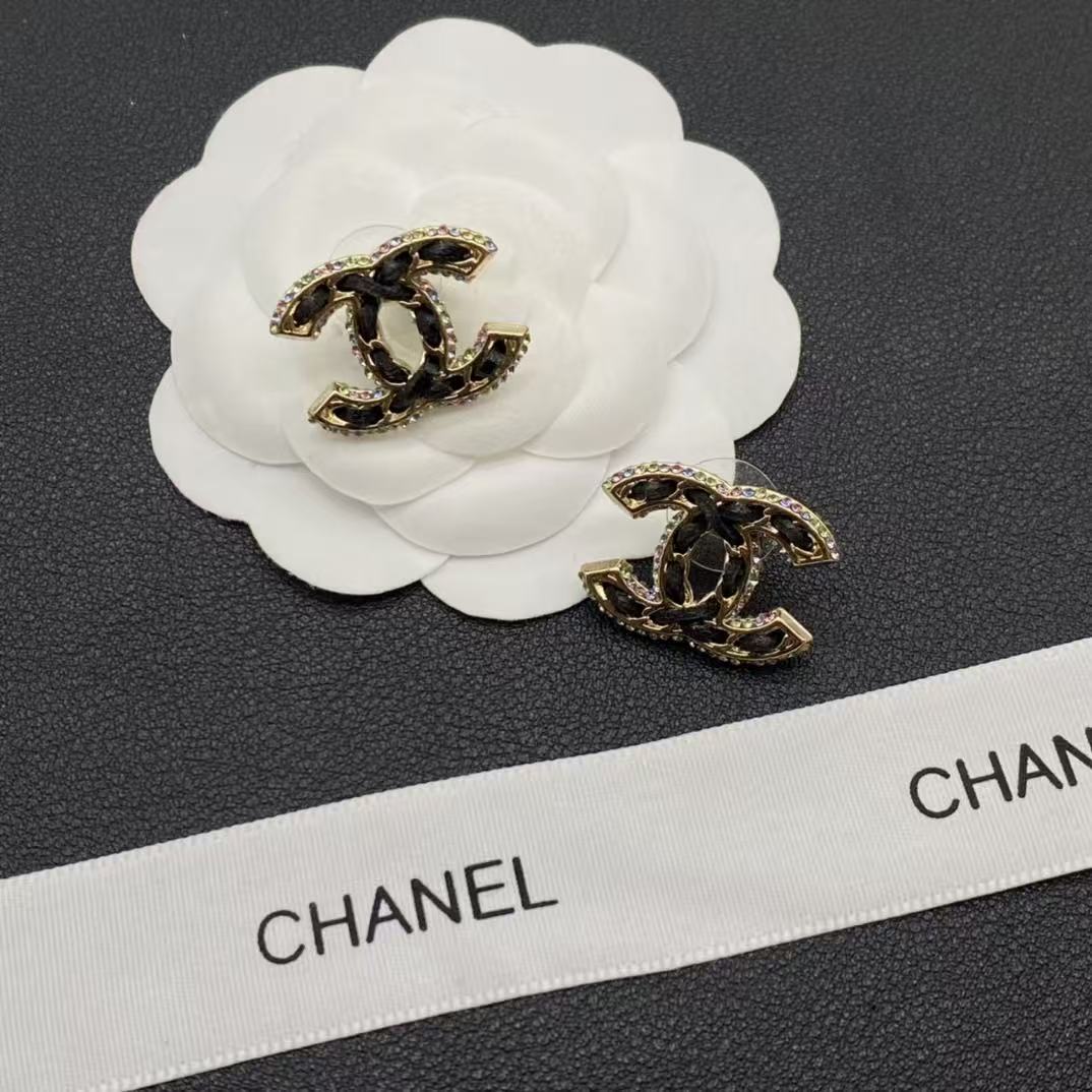 CHANE1 レザー ダイヤモンド ダブルC ブローチ【50％割引+送料無料】