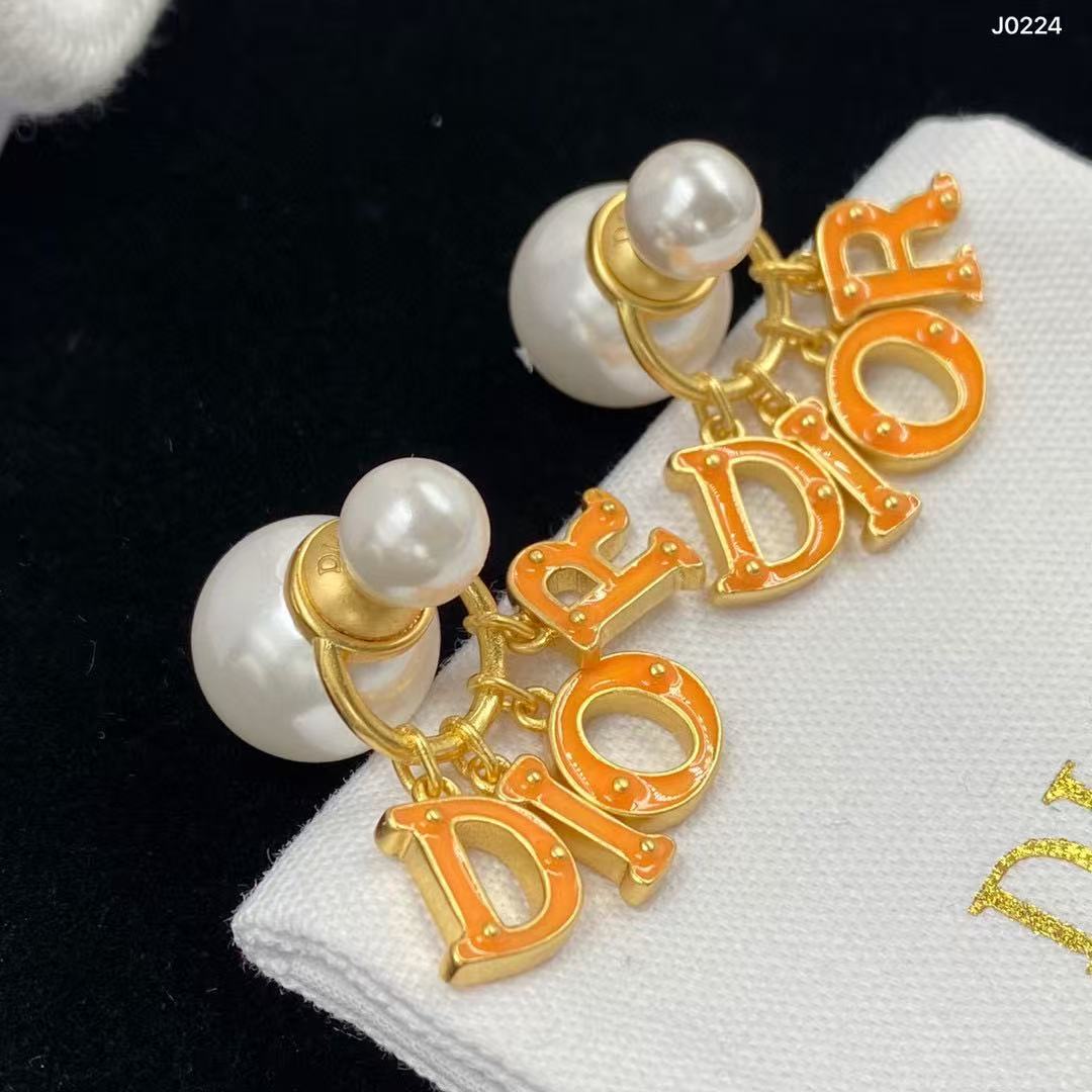 DIOR パール レター スタッドピアス【50％割引+送料無料】