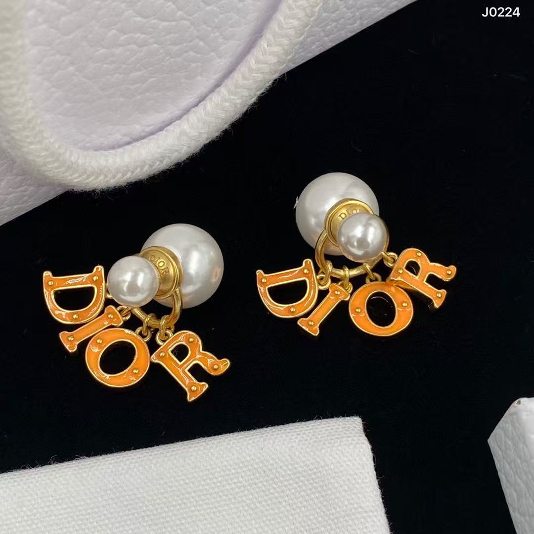 DIOR パール レター スタッドピアス【50％割引+送料無料】