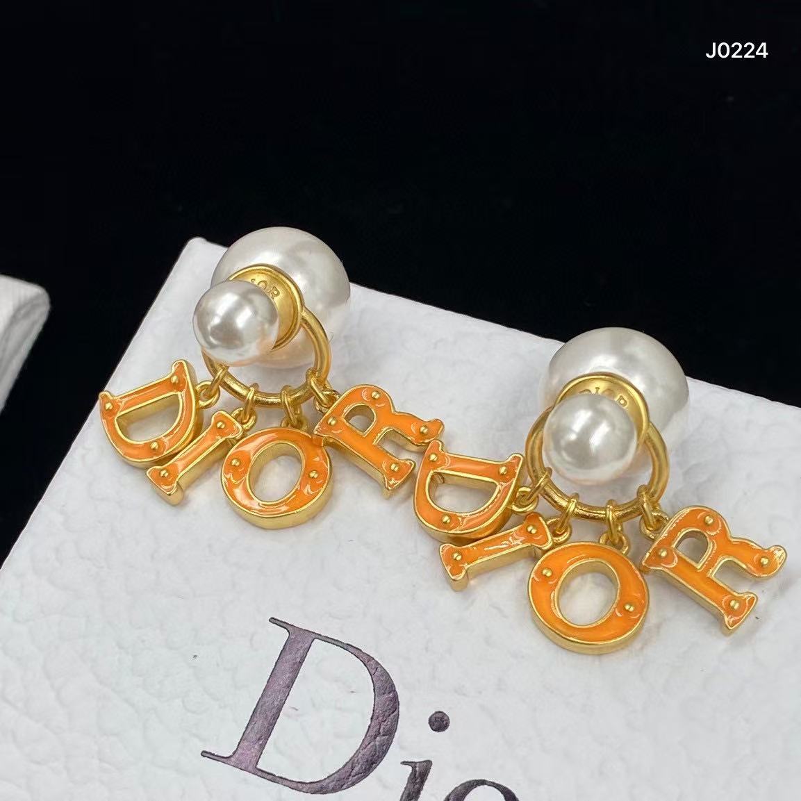 DIOR パール レター スタッドピアス【50％割引+送料無料】
