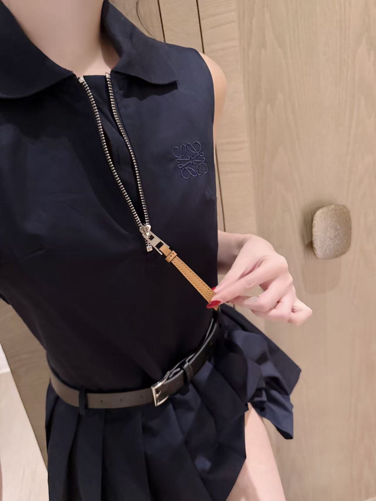 L0WEWの刺繍ロゴ入りノースリーブドレス【50％割引+送料無料】