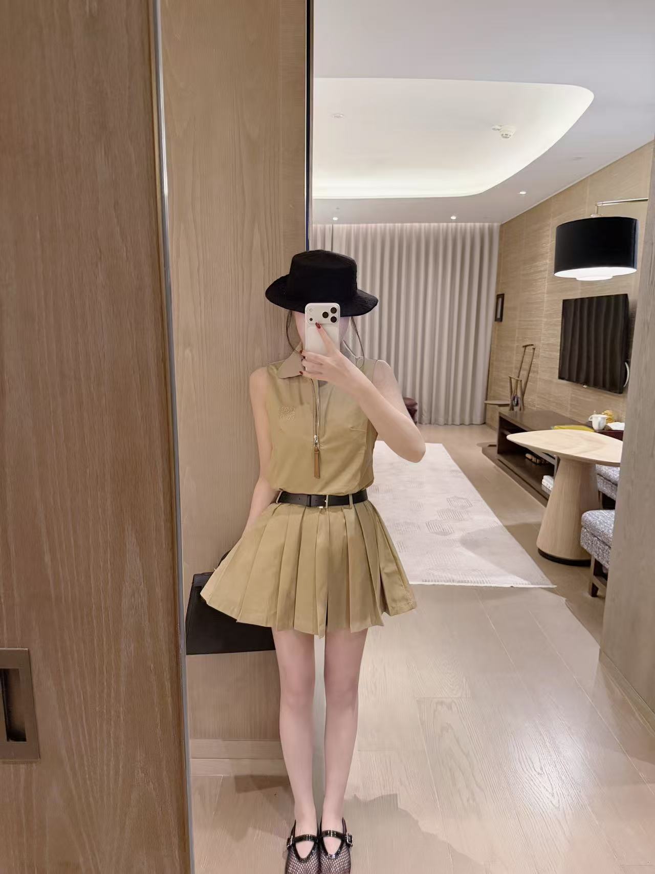 L0WEWの刺繍ロゴ入りノースリーブドレス【50％割引+送料無料】