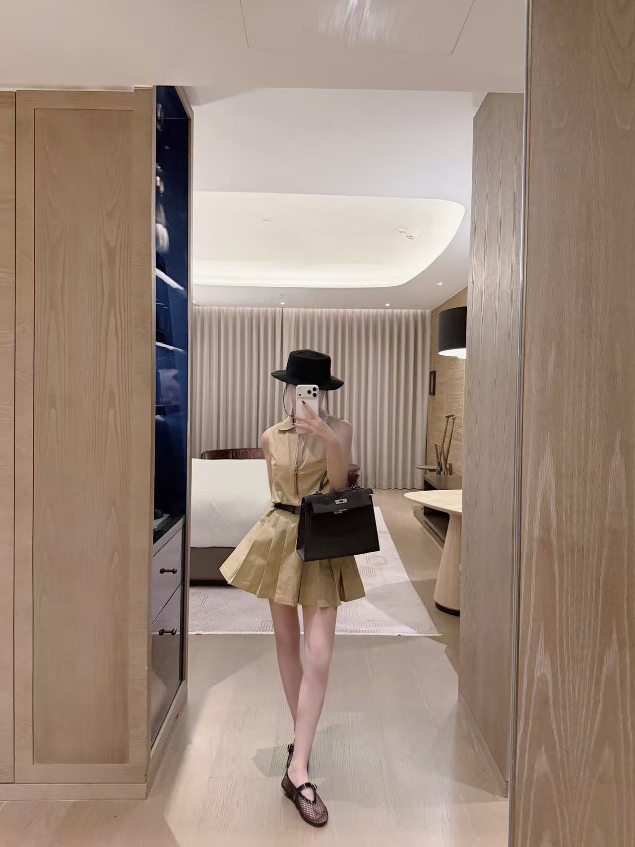 L0WEWの刺繍ロゴ入りノースリーブドレス【50％割引+送料無料】