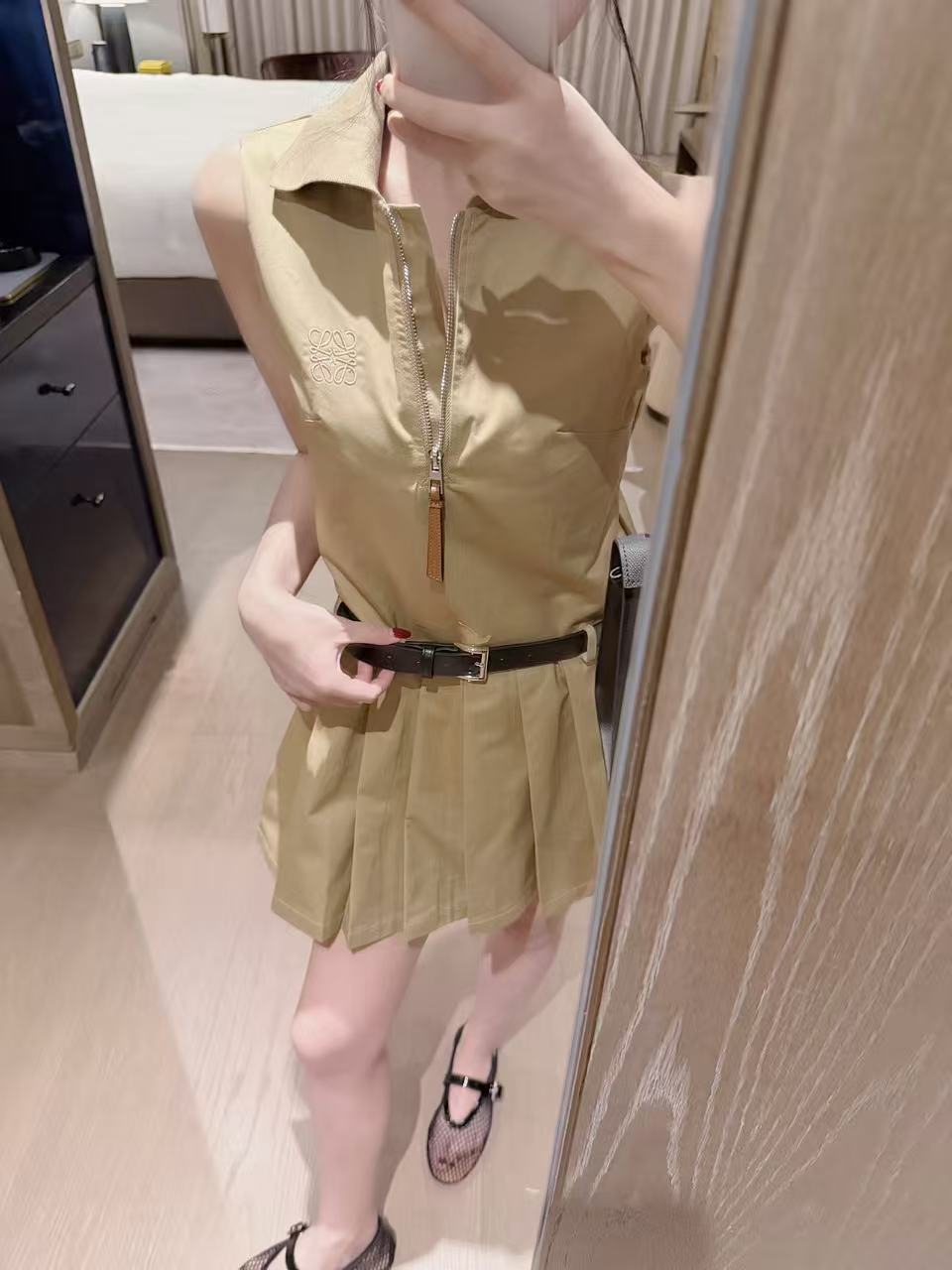 L0WEWの刺繍ロゴ入りノースリーブドレス【50％割引+送料無料】