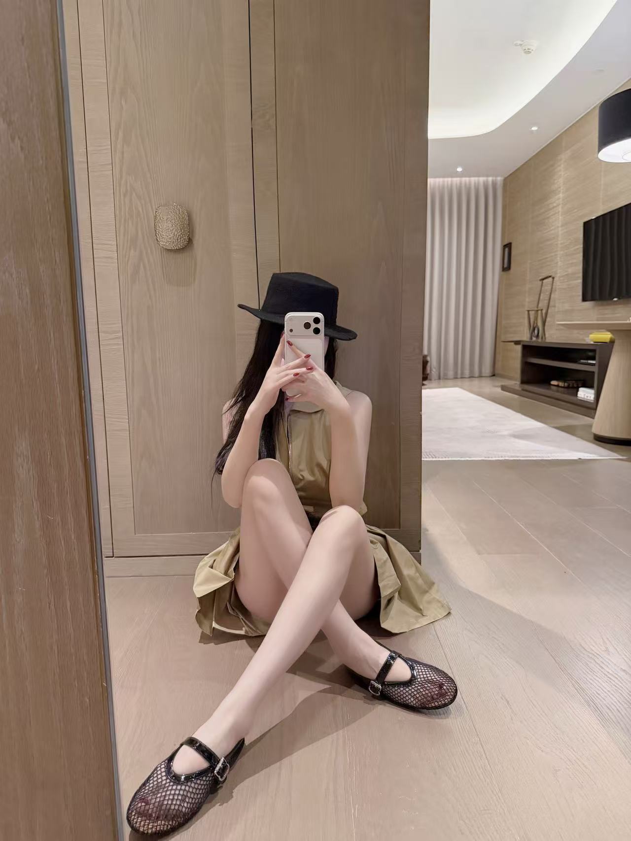 L0WEWの刺繍ロゴ入りノースリーブドレス【50％割引+送料無料】