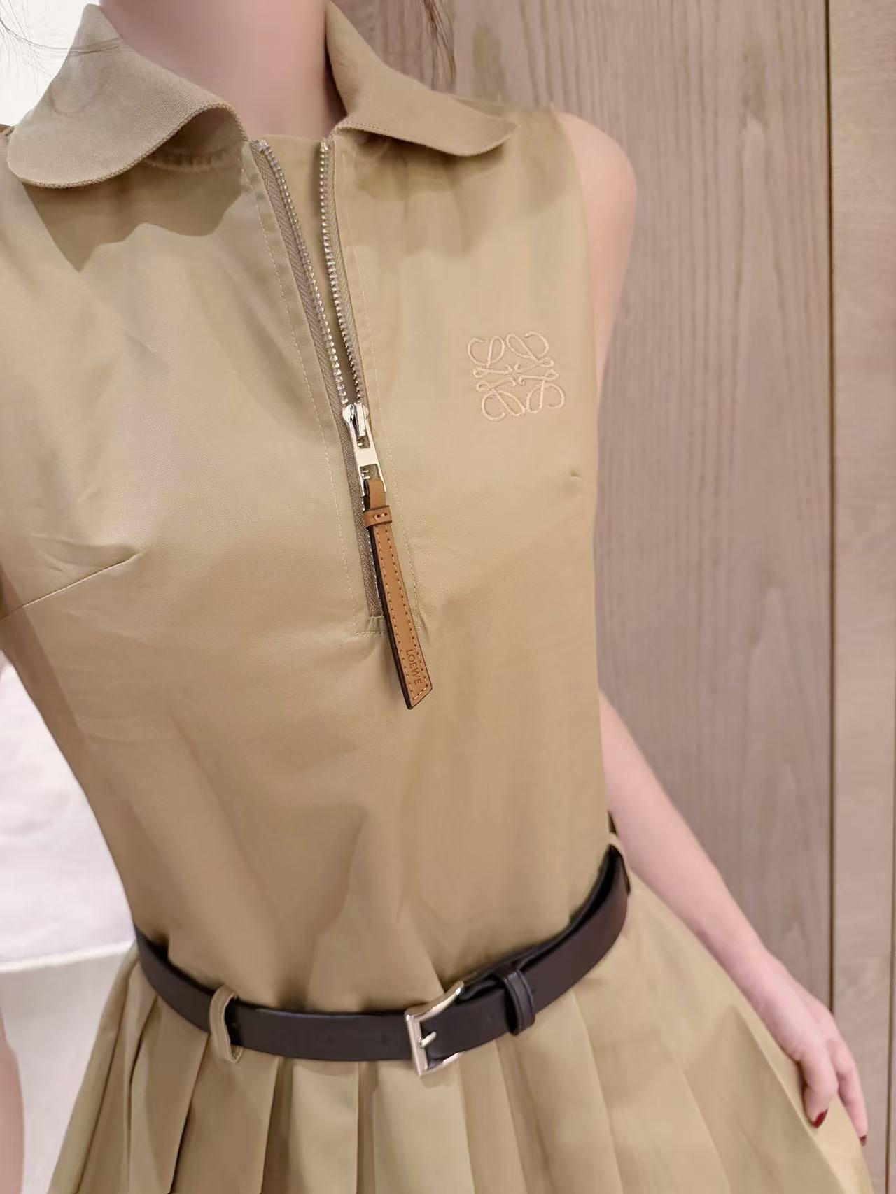 L0WEWの刺繍ロゴ入りノースリーブドレス【50％割引+送料無料】