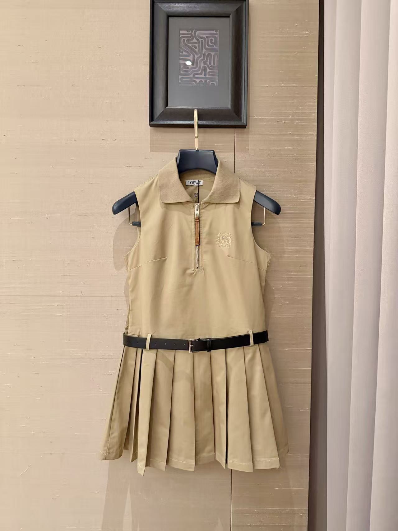 L0WEWの刺繍ロゴ入りノースリーブドレス【50％割引+送料無料】