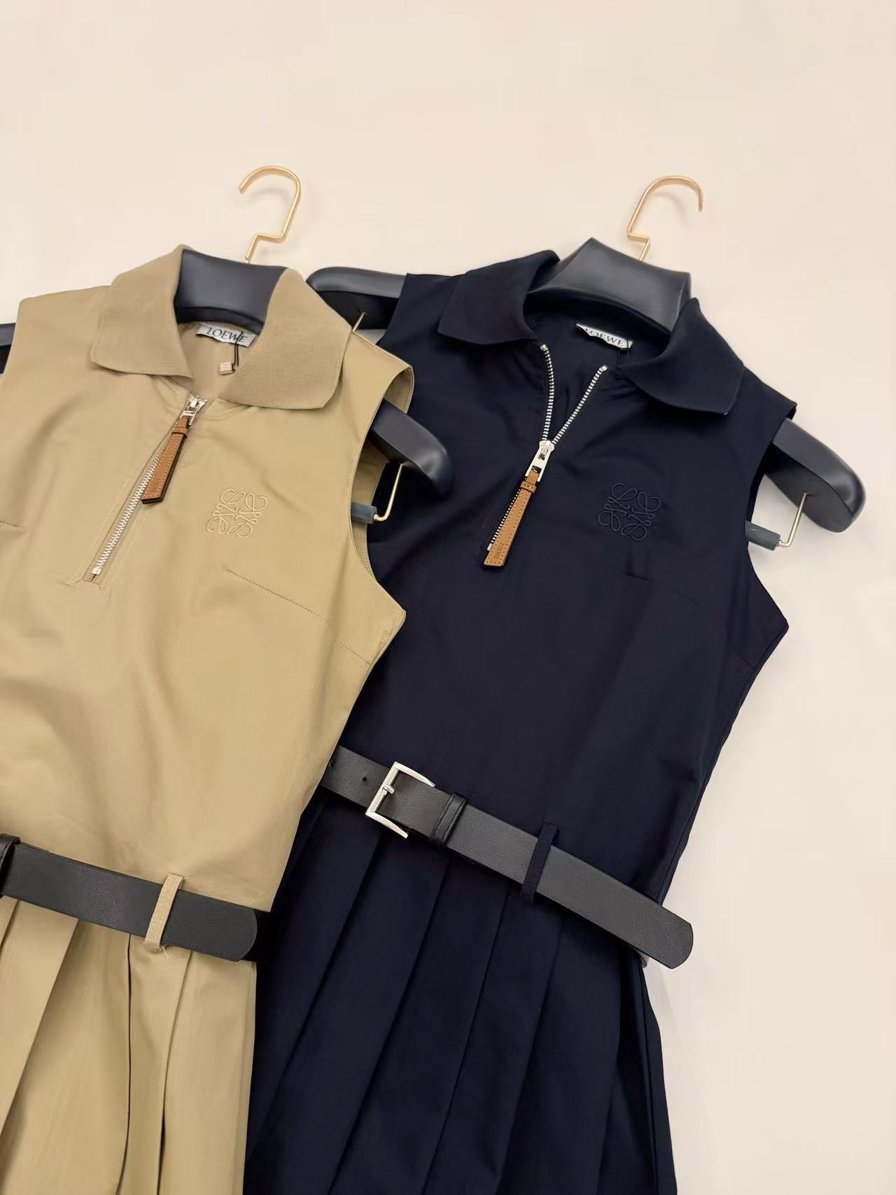 L0WEWの刺繍ロゴ入りノースリーブドレス【50％割引+送料無料】