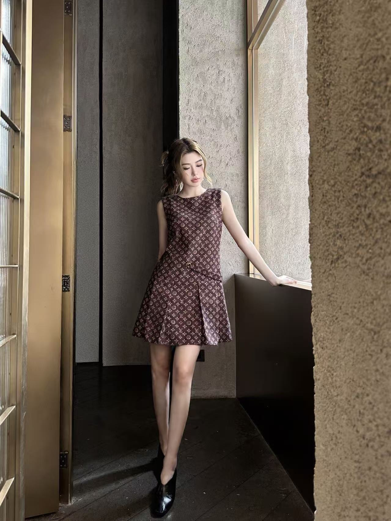 LVプリント ノースリーブドレス【50％割引+送料無料】