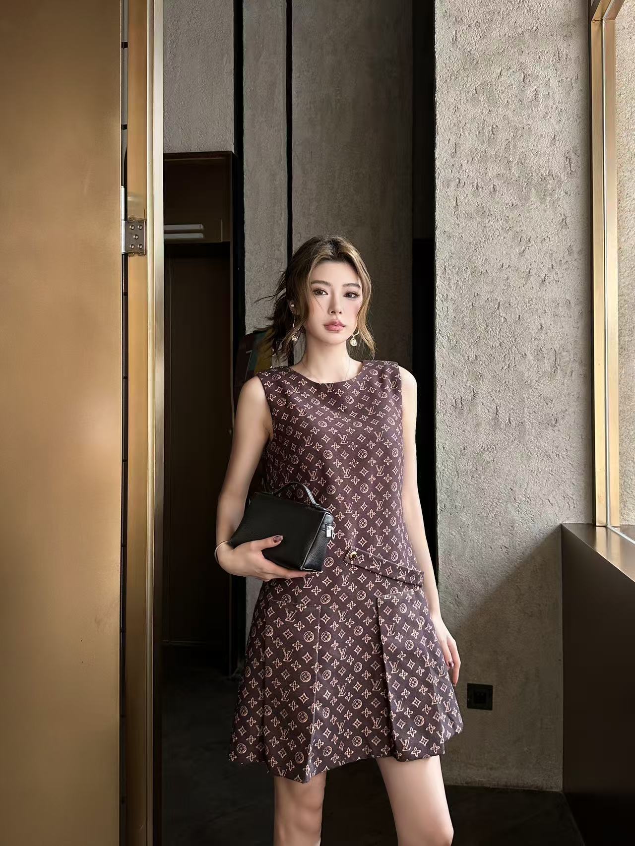 LVプリント ノースリーブドレス【50％割引+送料無料】