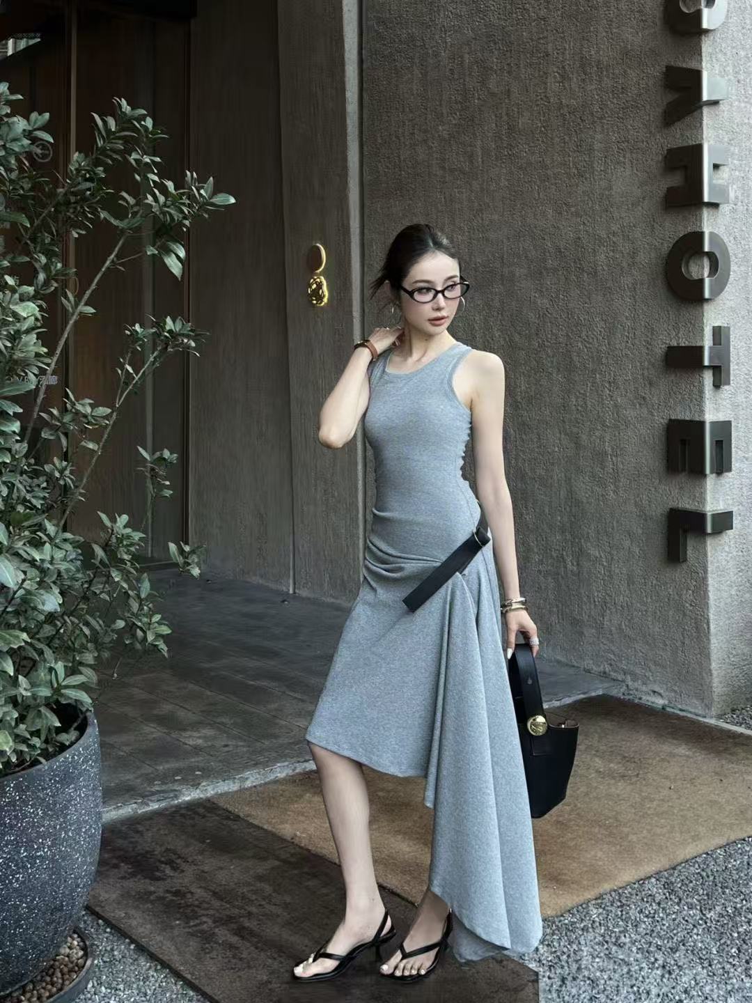 L0WEW 不規則なノースリーブドレス【50％割引+送料無料】