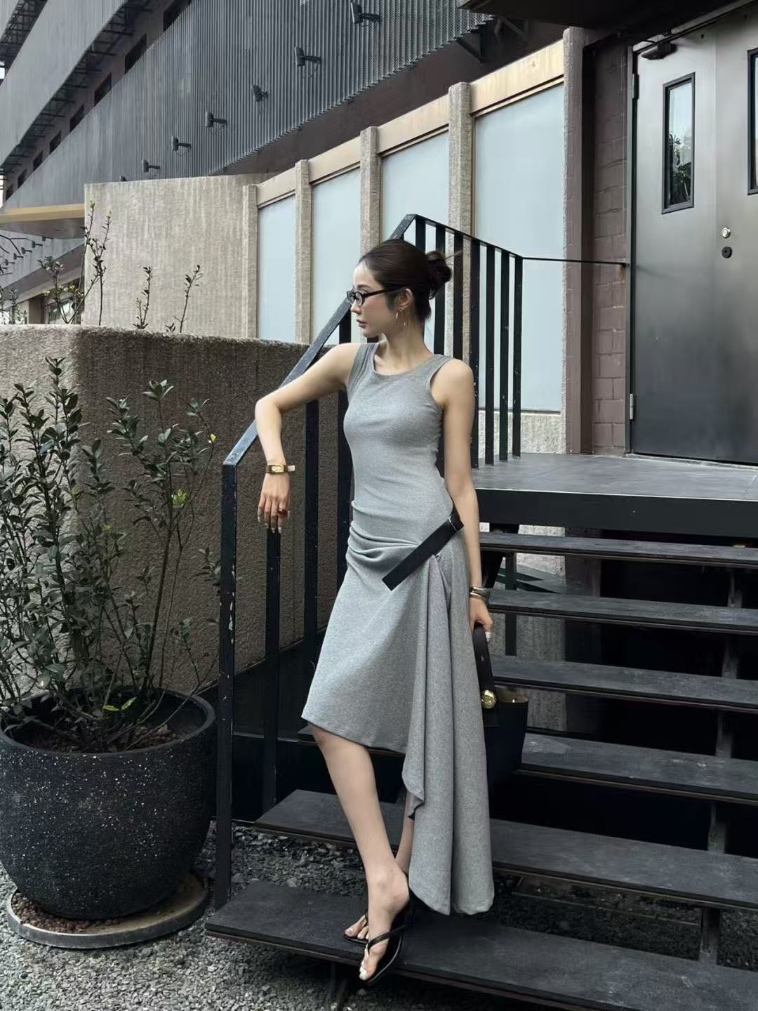 L0WEW 不規則なノースリーブドレス【50％割引+送料無料】