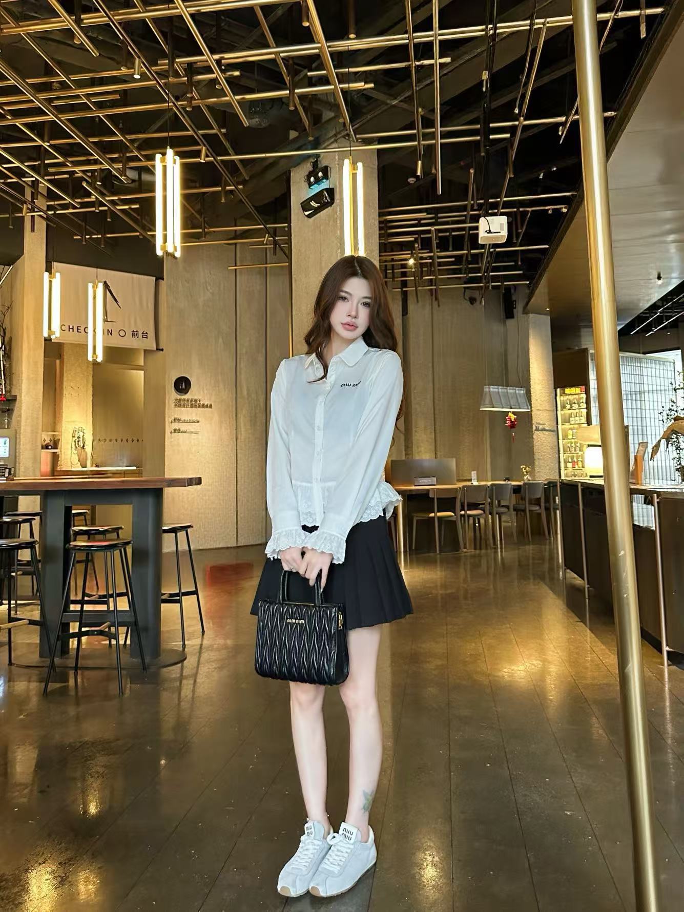 M1UM1U フリル付きレタープリントシャツ【50％割引+送料無料】