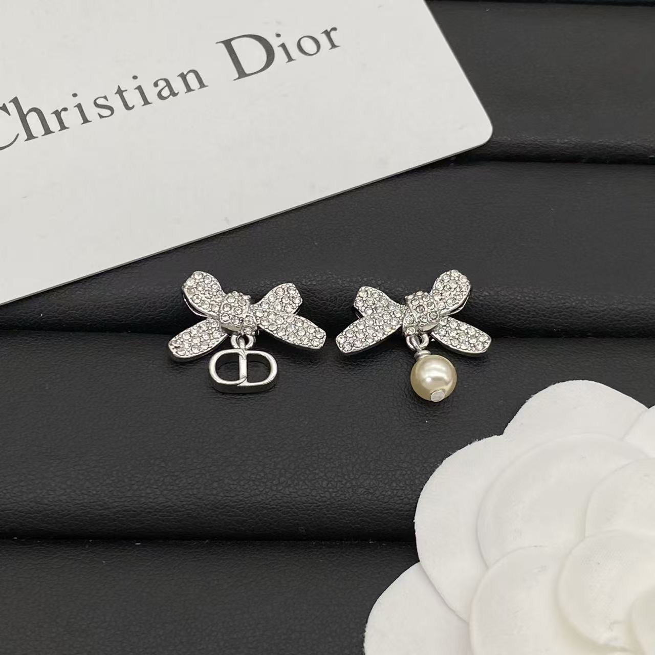 DI0R蝶のパールとダイヤモンドのイヤリング【50％割引+送料無料】
