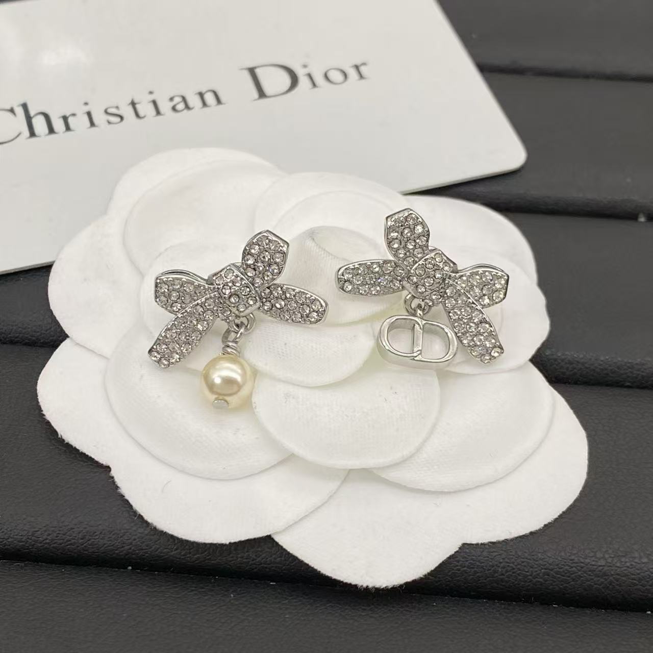 DI0R蝶のパールとダイヤモンドのイヤリング【50％割引+送料無料】