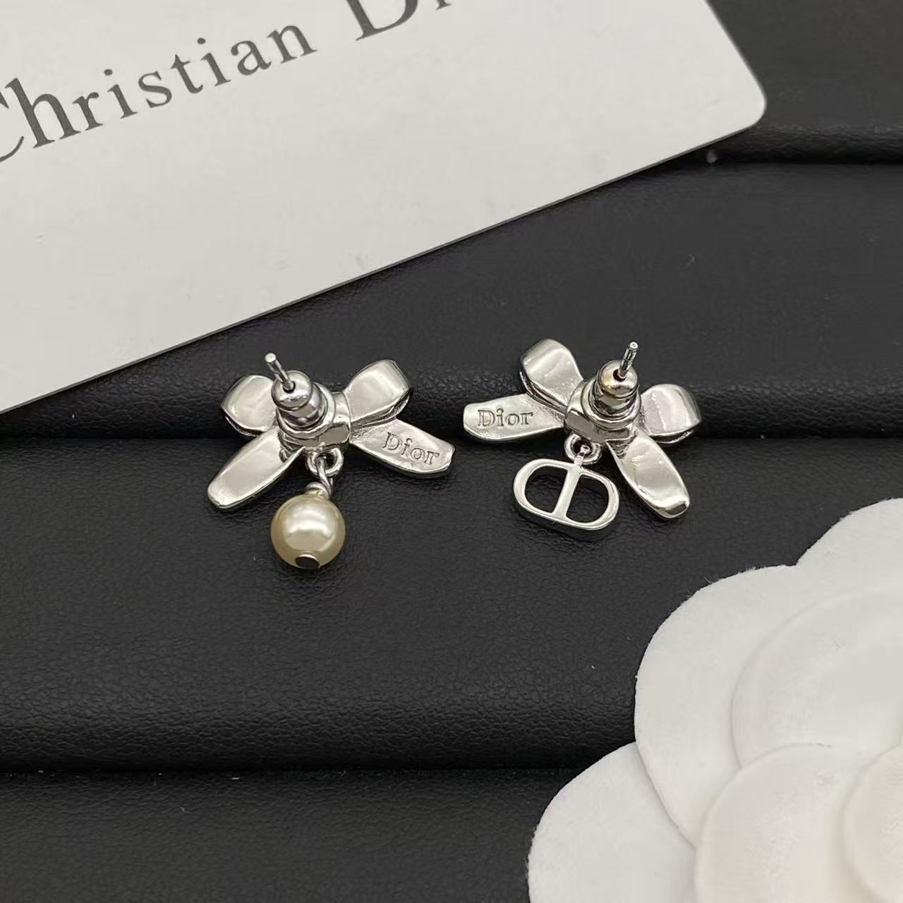 DI0R蝶のパールとダイヤモンドのイヤリング【50％割引+送料無料】