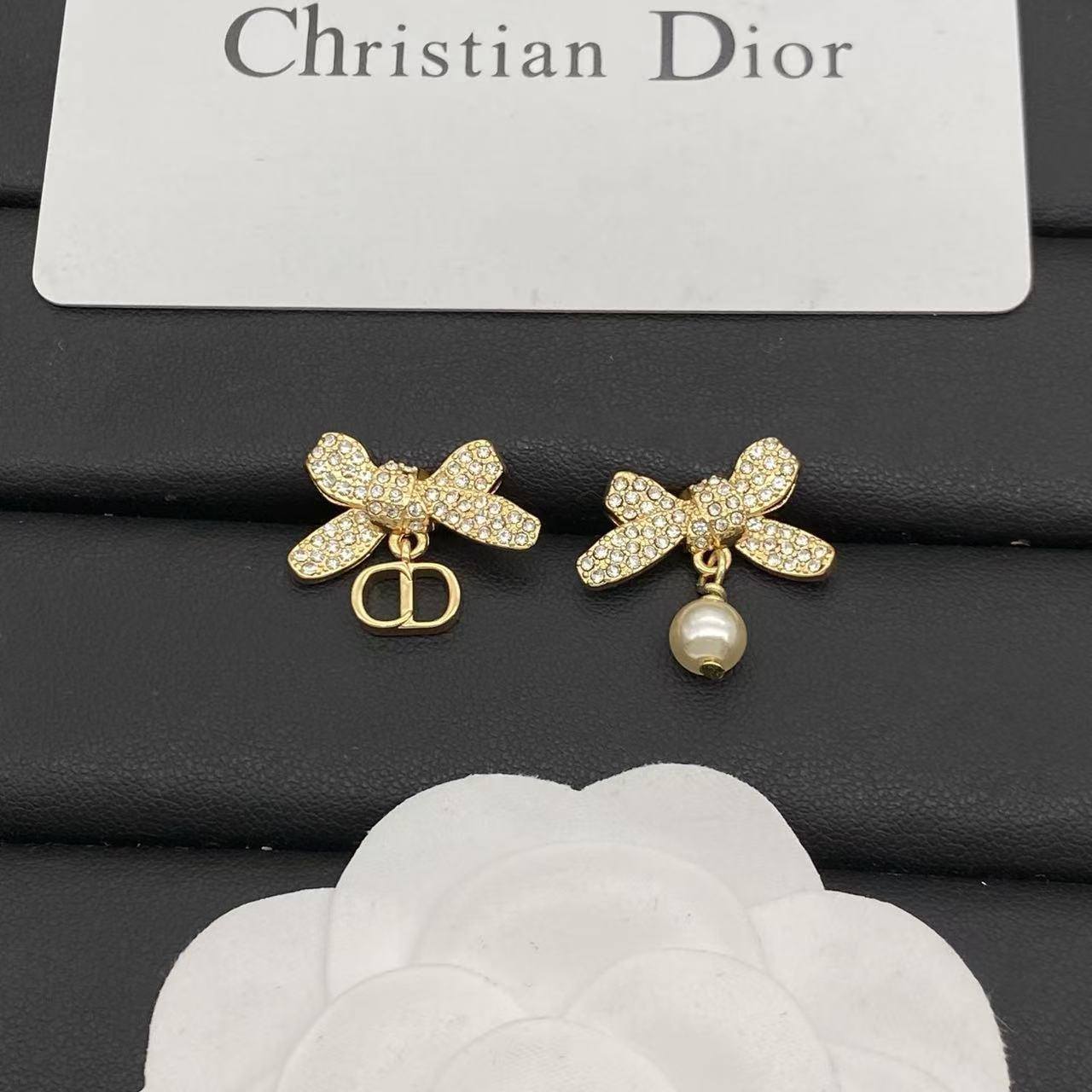 DI0R蝶のパールとダイヤモンドのイヤリング【50％割引+送料無料】