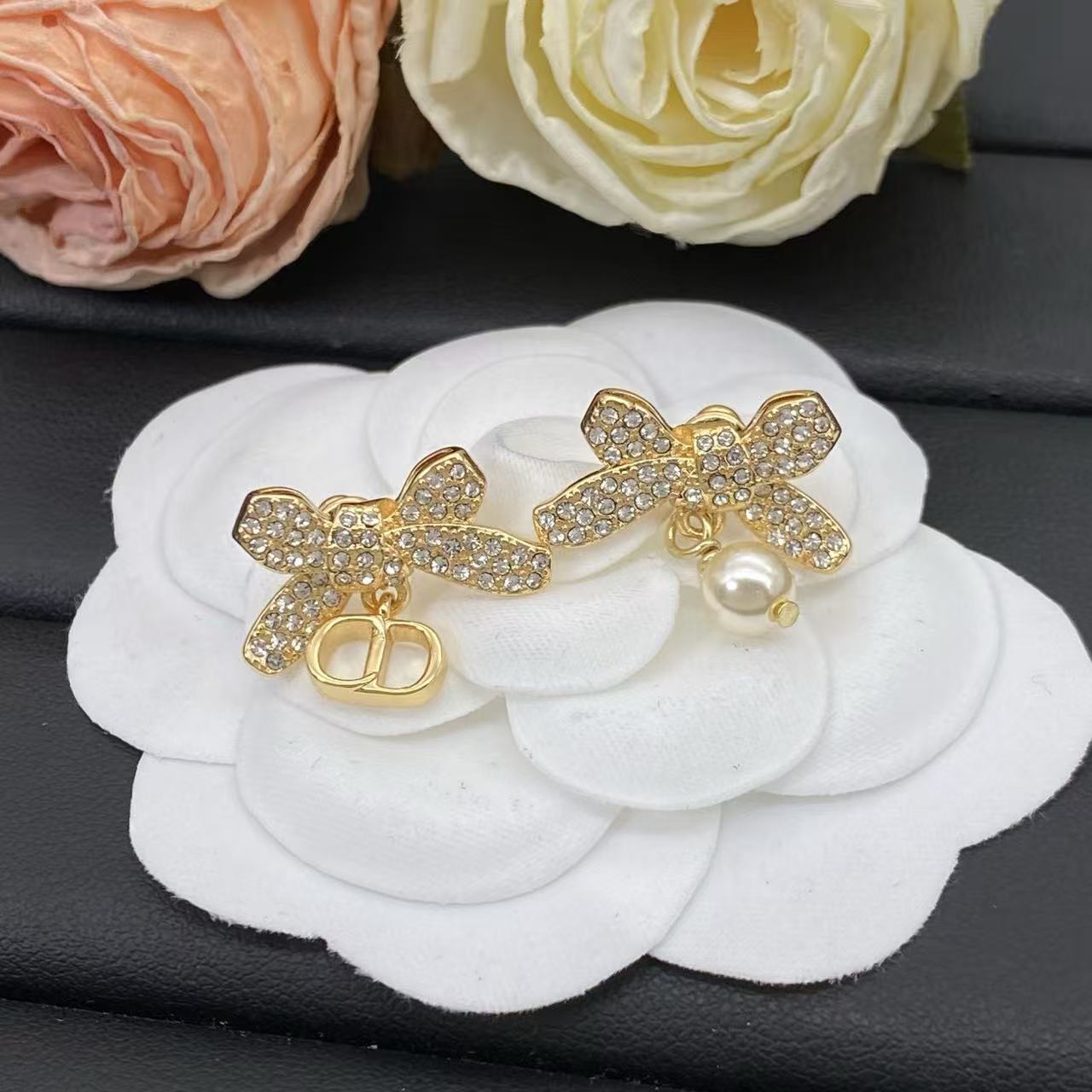 DI0R蝶のパールとダイヤモンドのイヤリング【50％割引+送料無料】