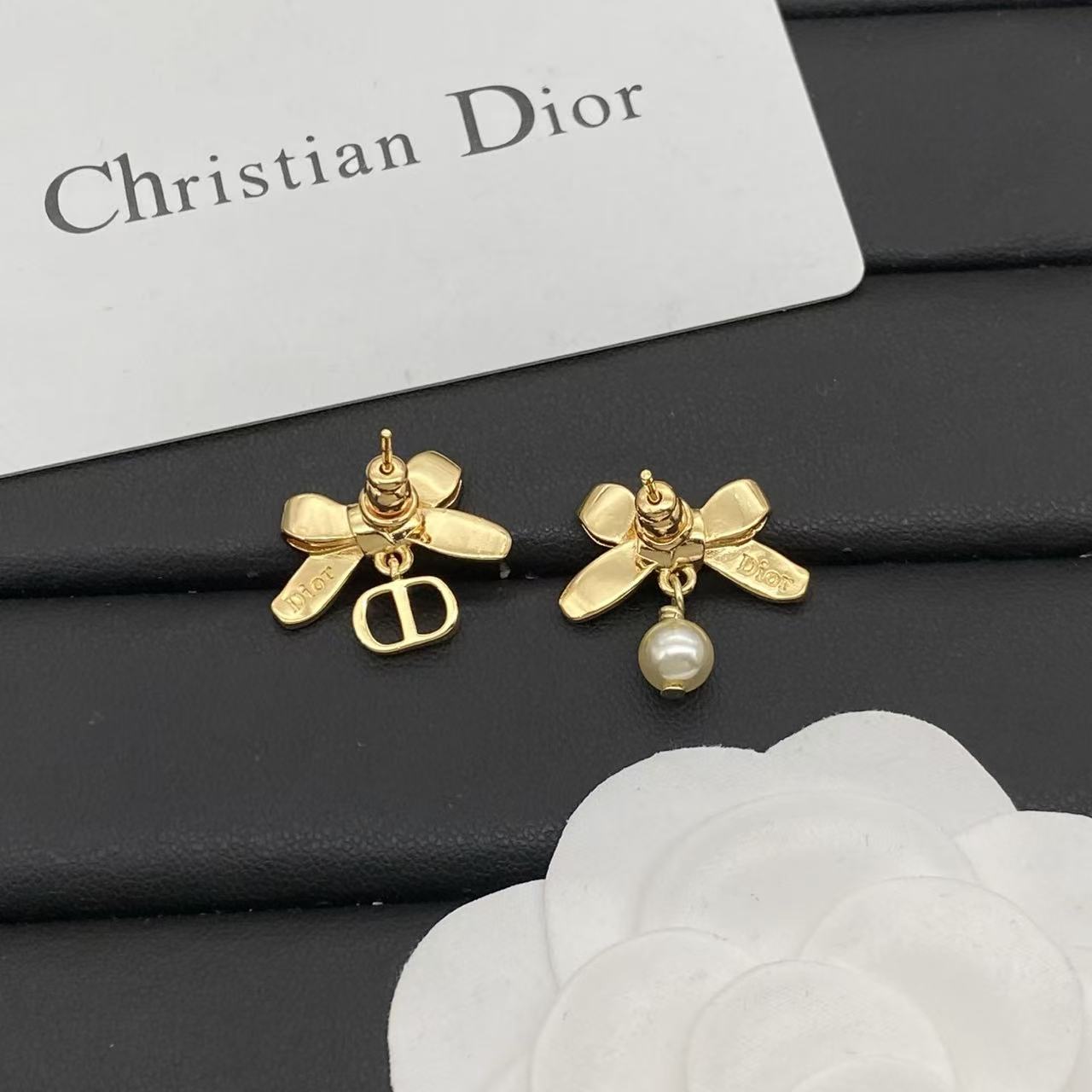 DI0R蝶のパールとダイヤモンドのイヤリング【50％割引+送料無料】