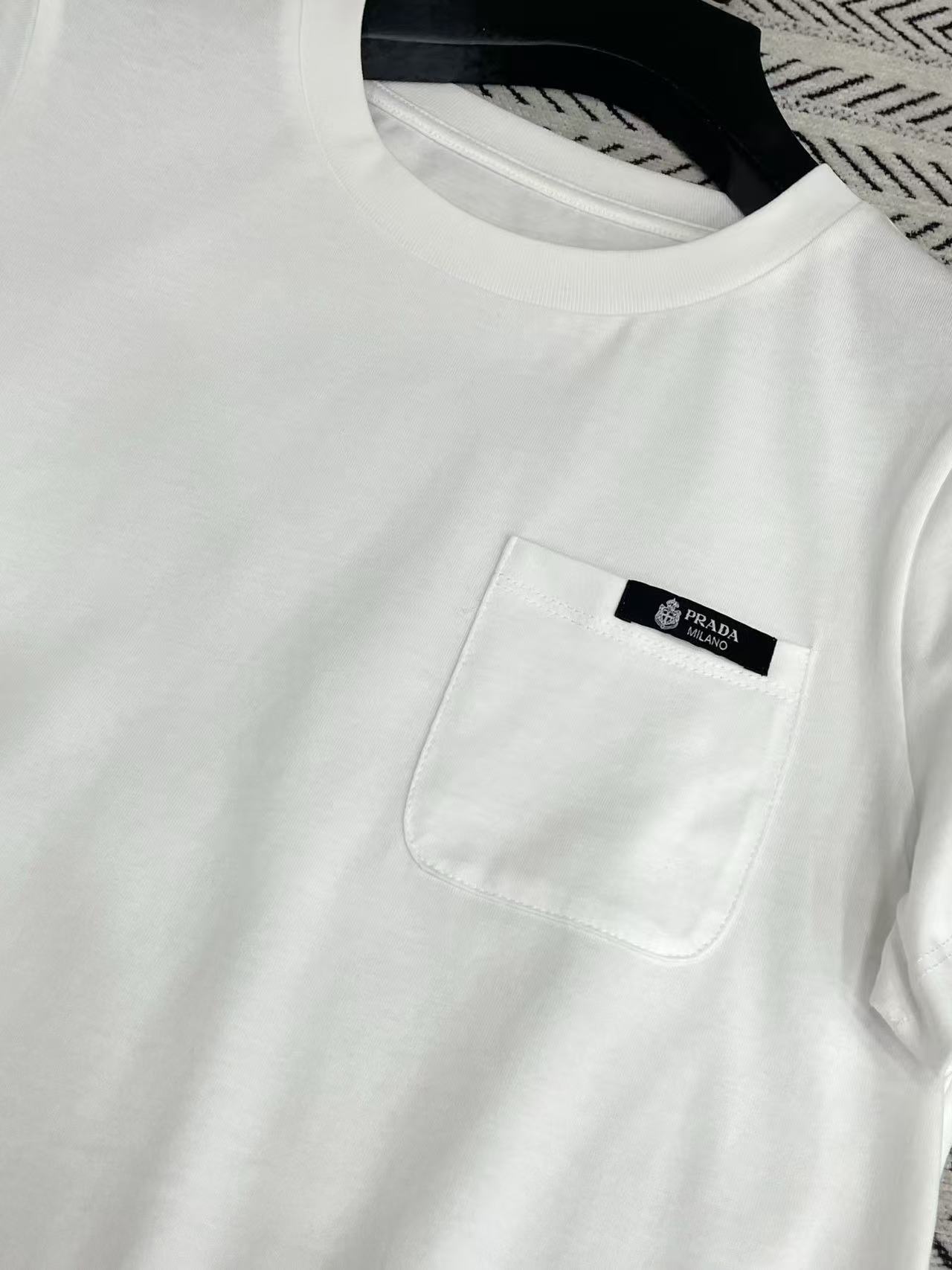 M1UM1UポケットレターTシャツ【50％割引+送料無料】