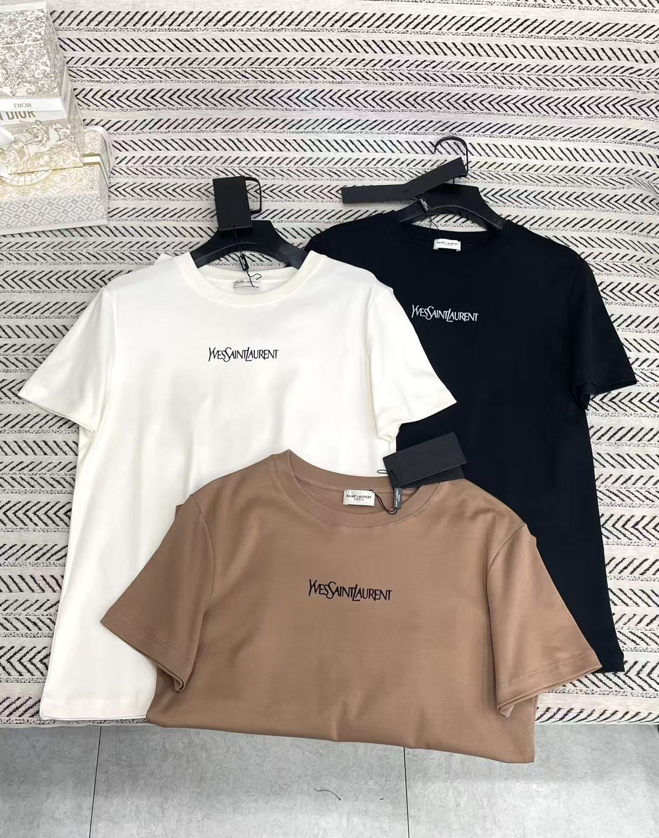 YSL ミニマリスト レタリング Tシャツ【50％割引+送料無料】