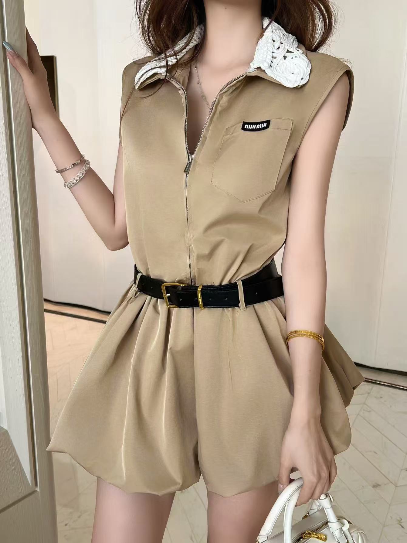 M1UM1U ラペル付きノースリーブワンピース【50％割引+送料無料】