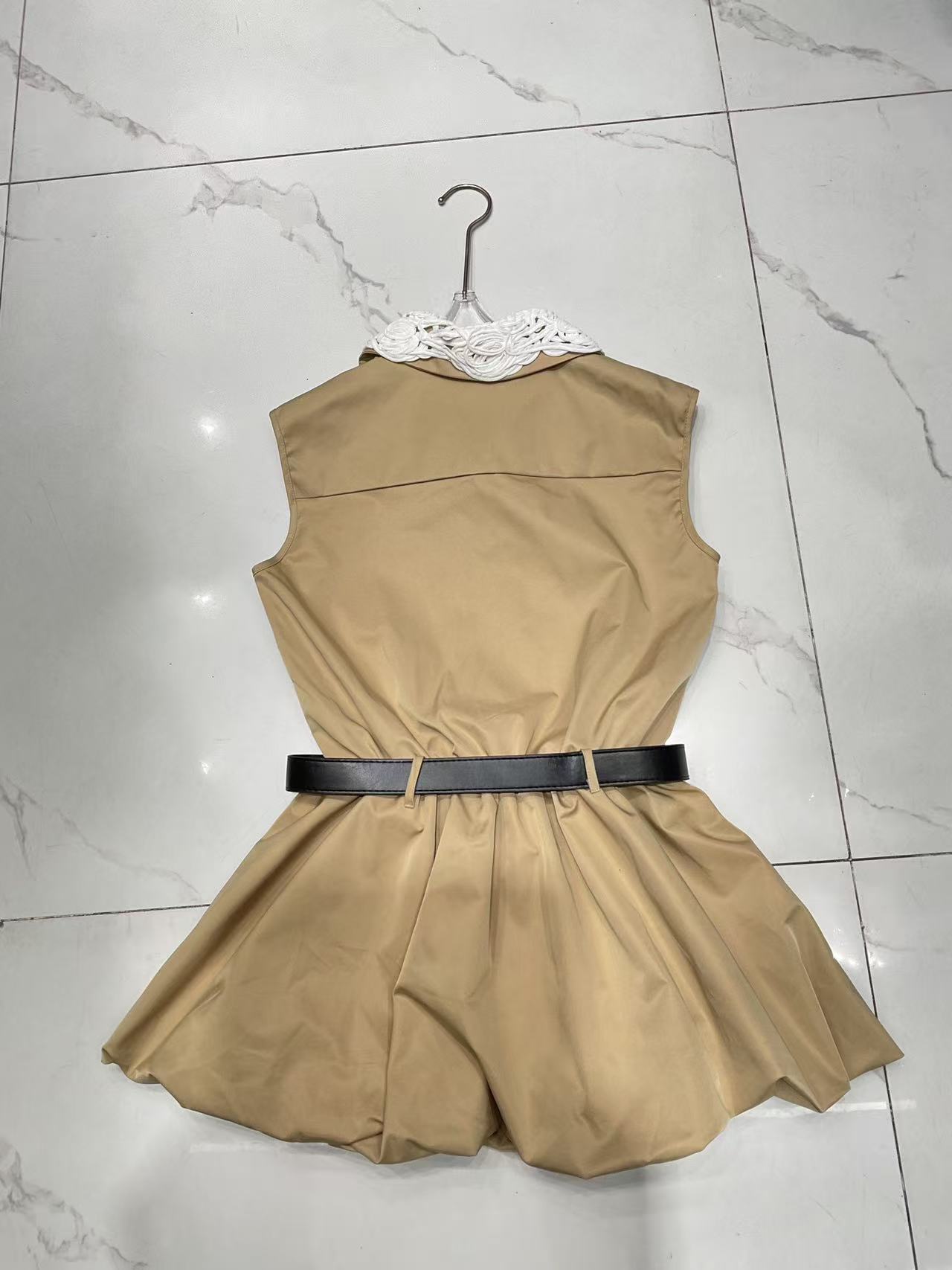 M1UM1U ラペル付きノースリーブワンピース【50％割引+送料無料】