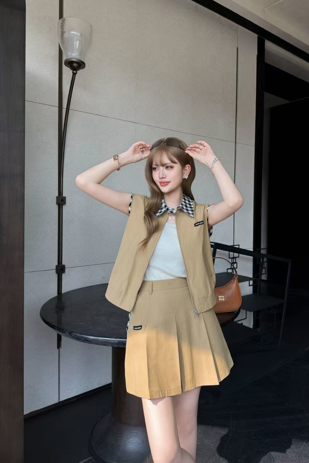 M1UM1U レターベスト＋スカート ツーピースセット【50％割引+送料無料】