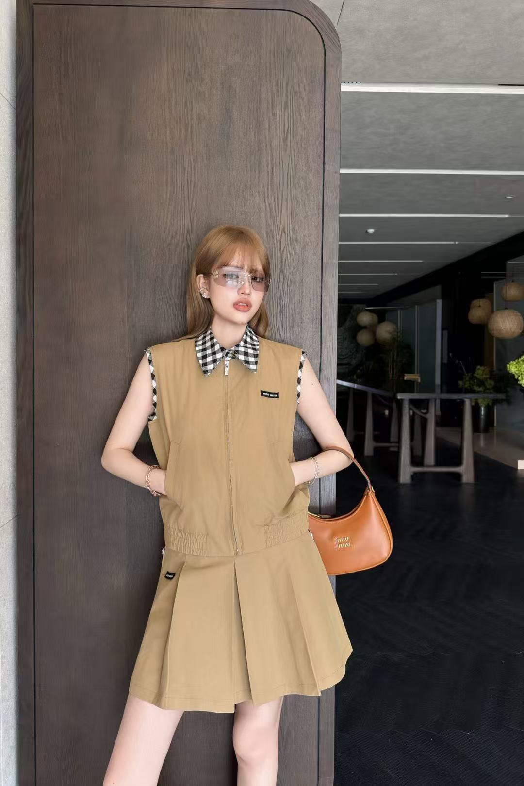 M1UM1U レターベスト＋スカート ツーピースセット【50％割引+送料無料】