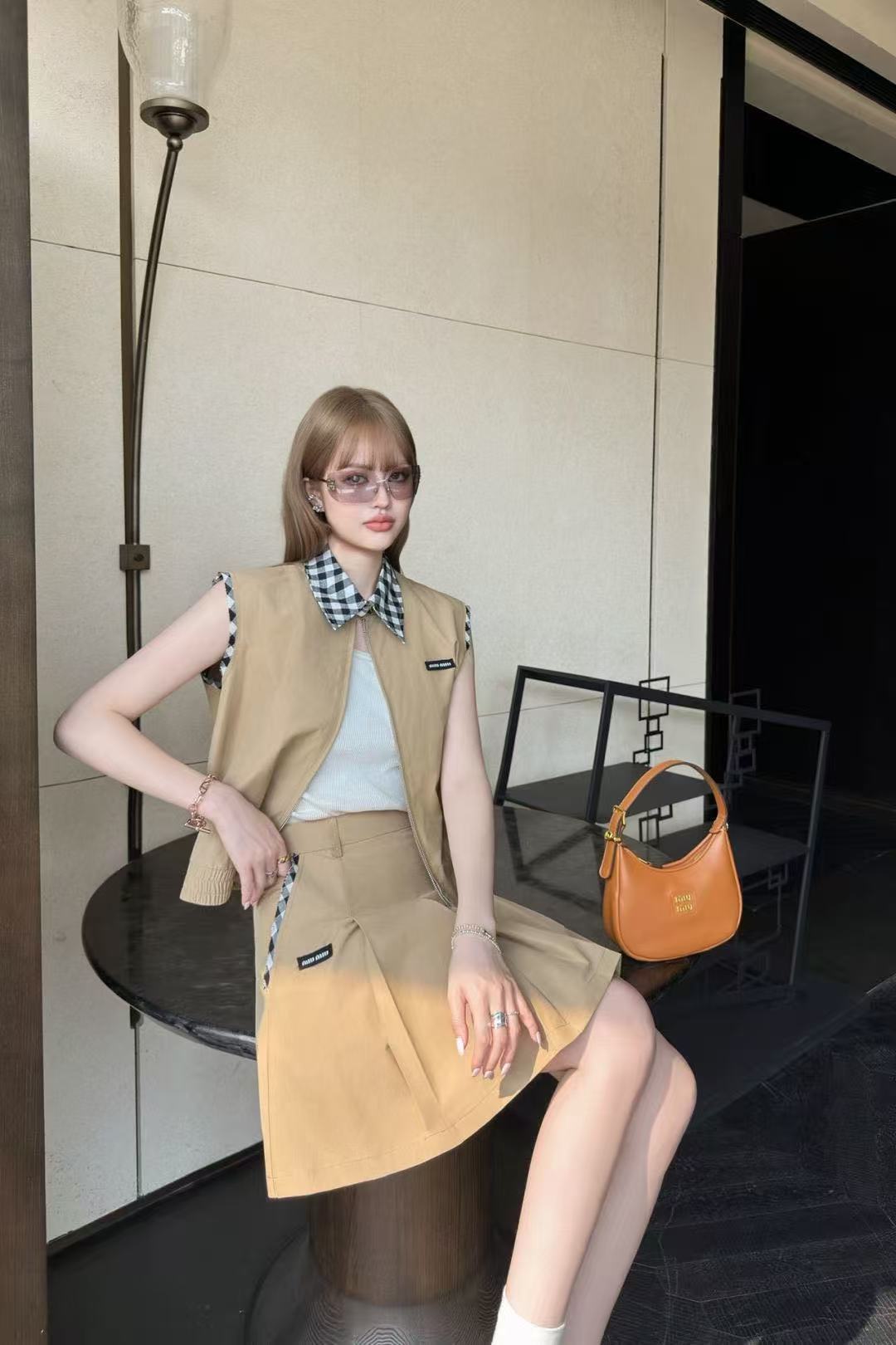 M1UM1U レターベスト＋スカート ツーピースセット【50％割引+送料無料】