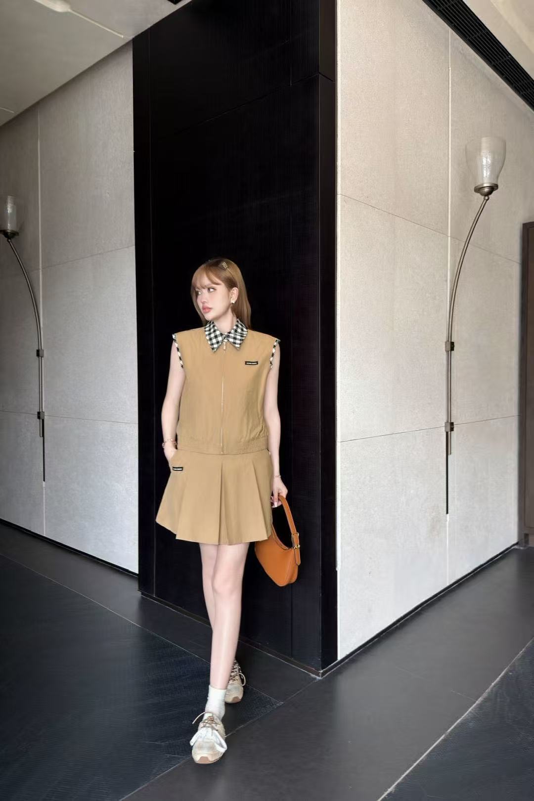 M1UM1U レターベスト＋スカート ツーピースセット【50％割引+送料無料】