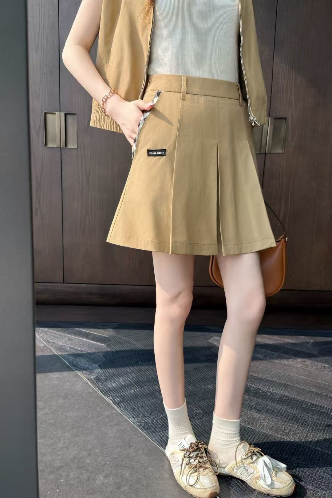 M1UM1U レターベスト＋スカート ツーピースセット【50％割引+送料無料】