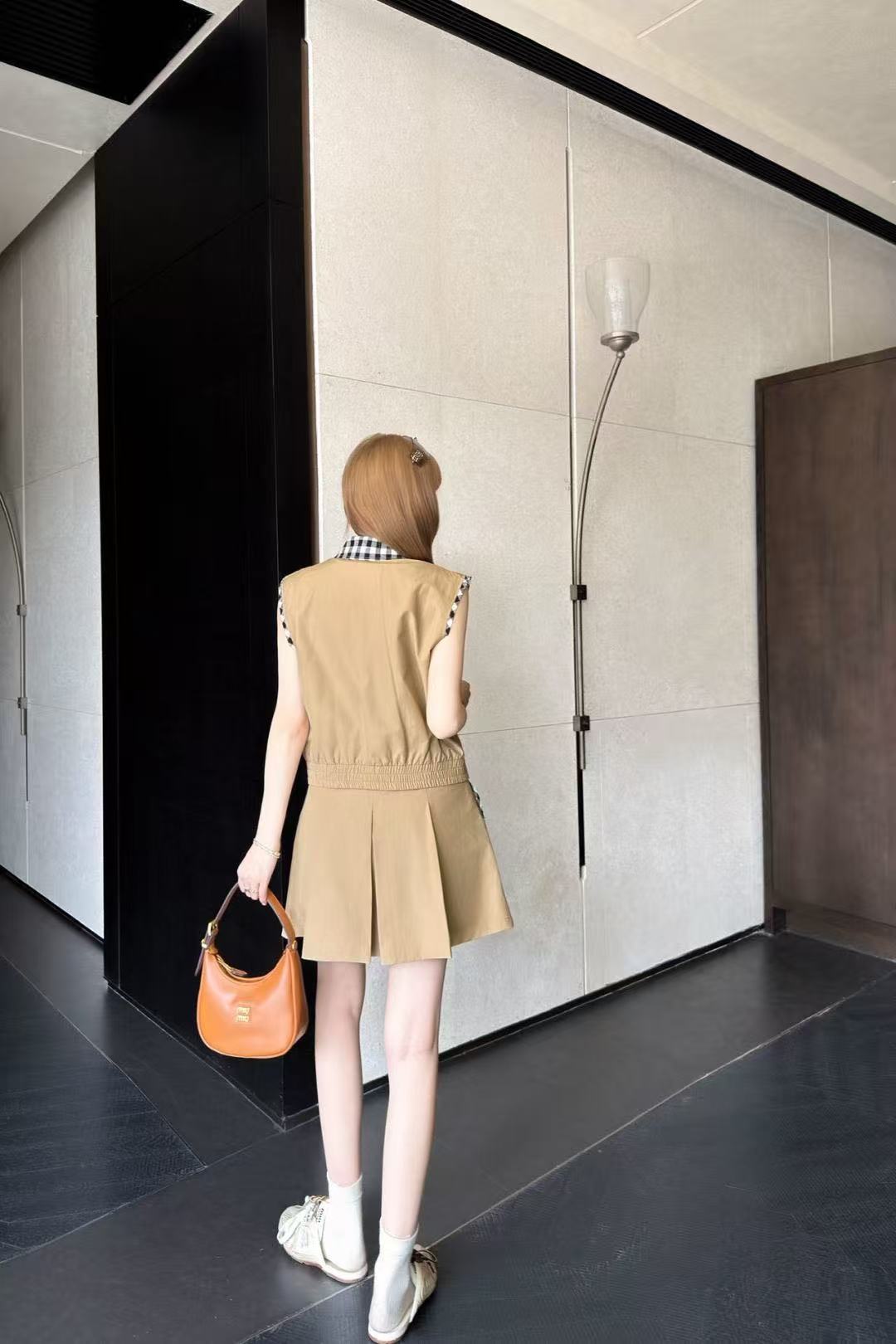 M1UM1U レターベスト＋スカート ツーピースセット【50％割引+送料無料】