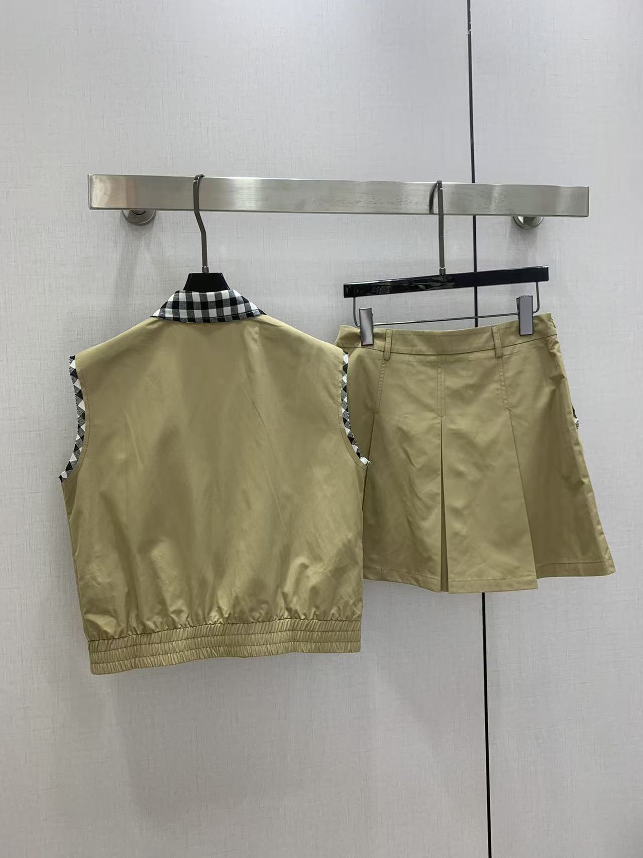 M1UM1U レターベスト＋スカート ツーピースセット【50％割引+送料無料】