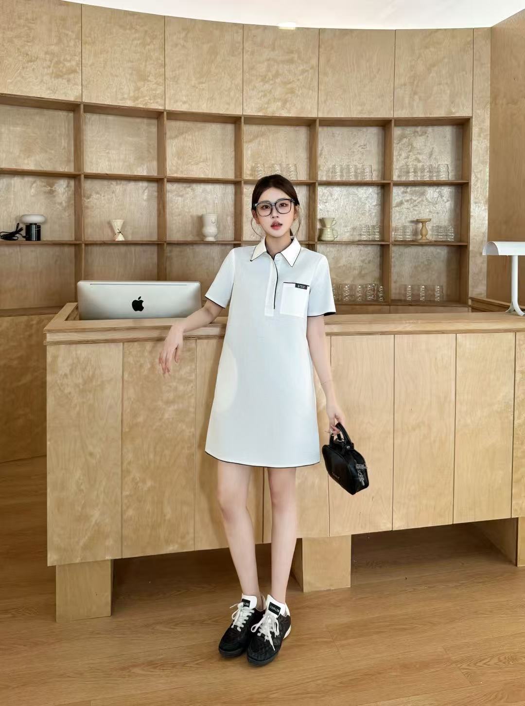 M1UM1U ラペルワンピース（文字刺繍ポケット付き）【50％割引+送料無料】